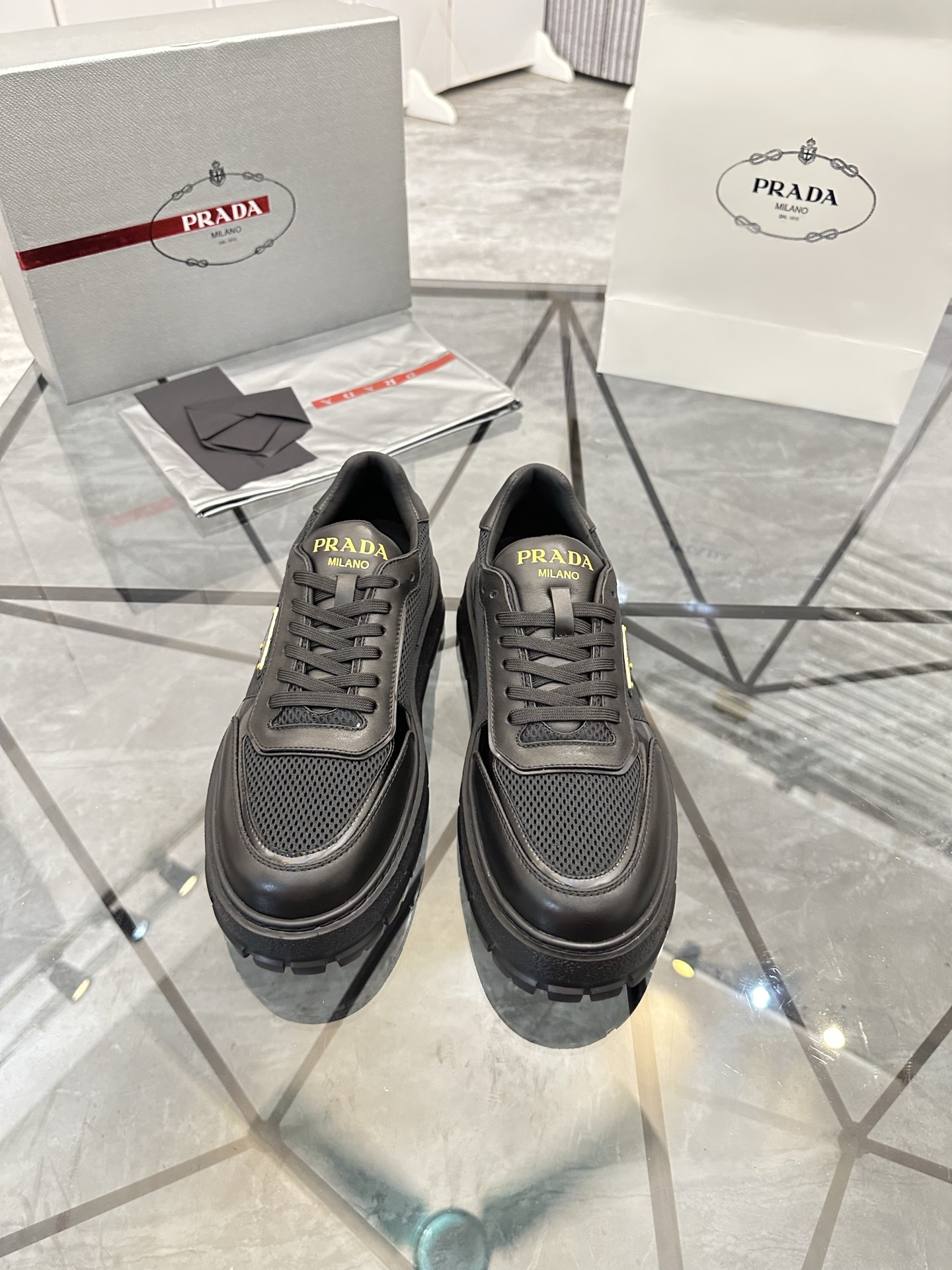 Precio de venta: P290 Artículos de alta gama y máxima calidadMarca: Prada *"Prada*" mocasines de cañ