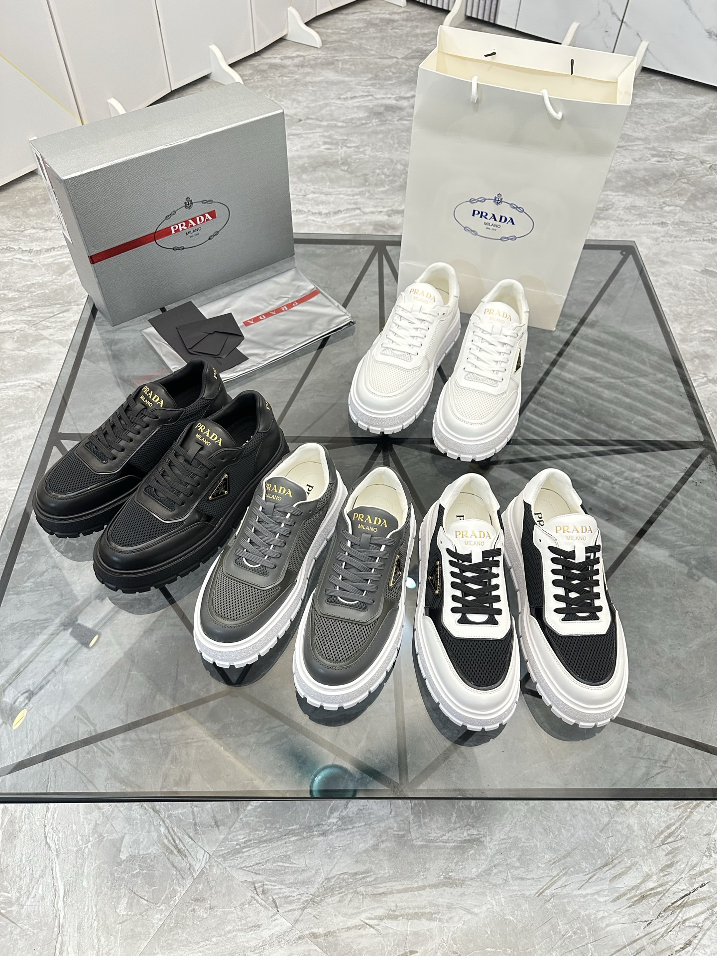 Precio de venta: P290 Artículos de alta gama y máxima calidadMarca: Prada *"Prada*" mocasines de cañ