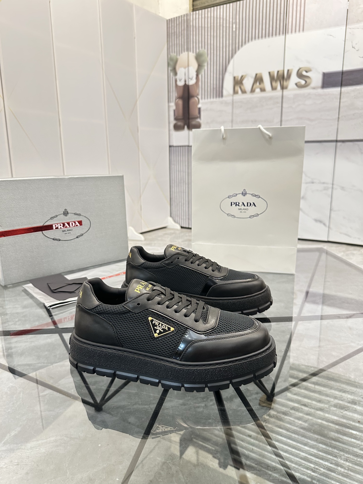 Precio de venta: P290 Artículos de alta gama y máxima calidadMarca: Prada *"Prada*" mocasines de cañ