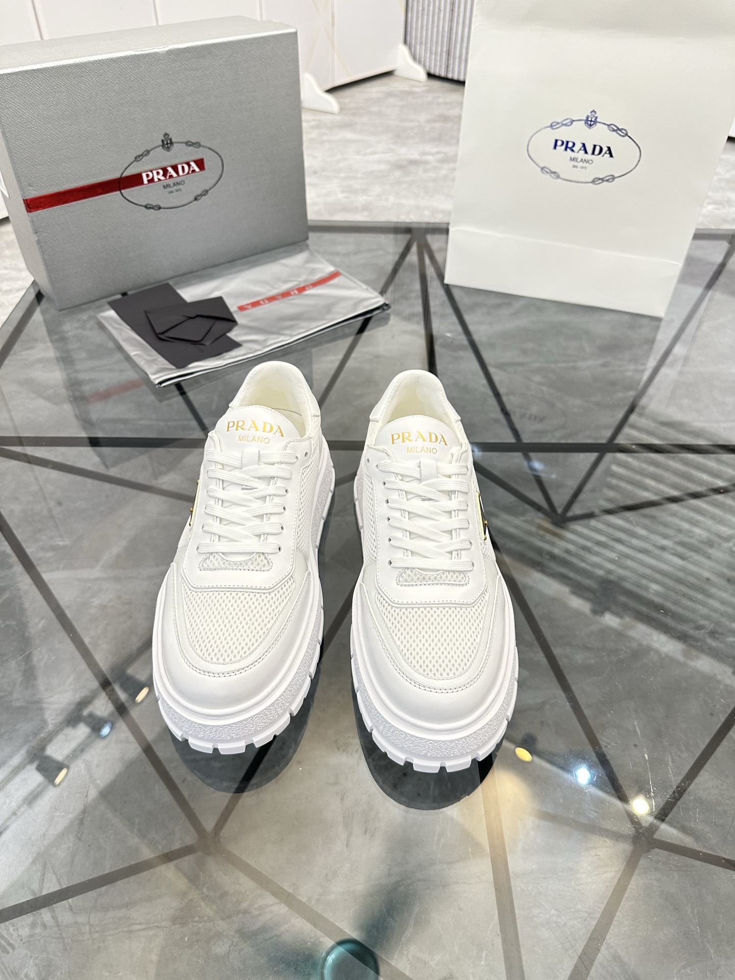 Precio de venta: P290 Artículos de alta gama y máxima calidadMarca: Prada *"Prada*" mocasines de cañ