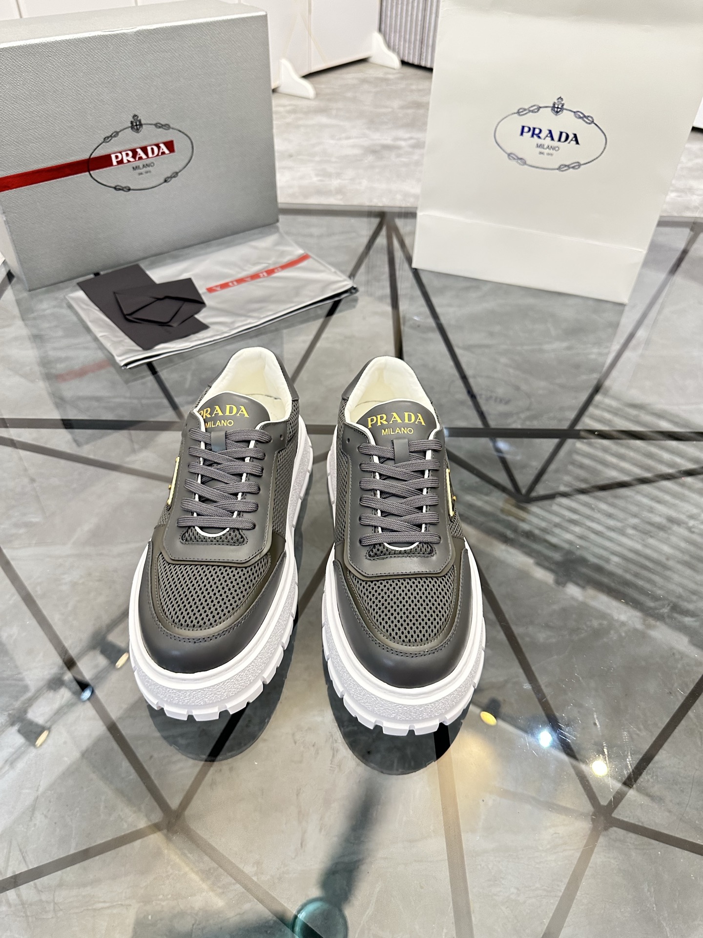 Precio de venta: P290 Artículos de alta gama y máxima calidadMarca: Prada *"Prada*" mocasines de cañ