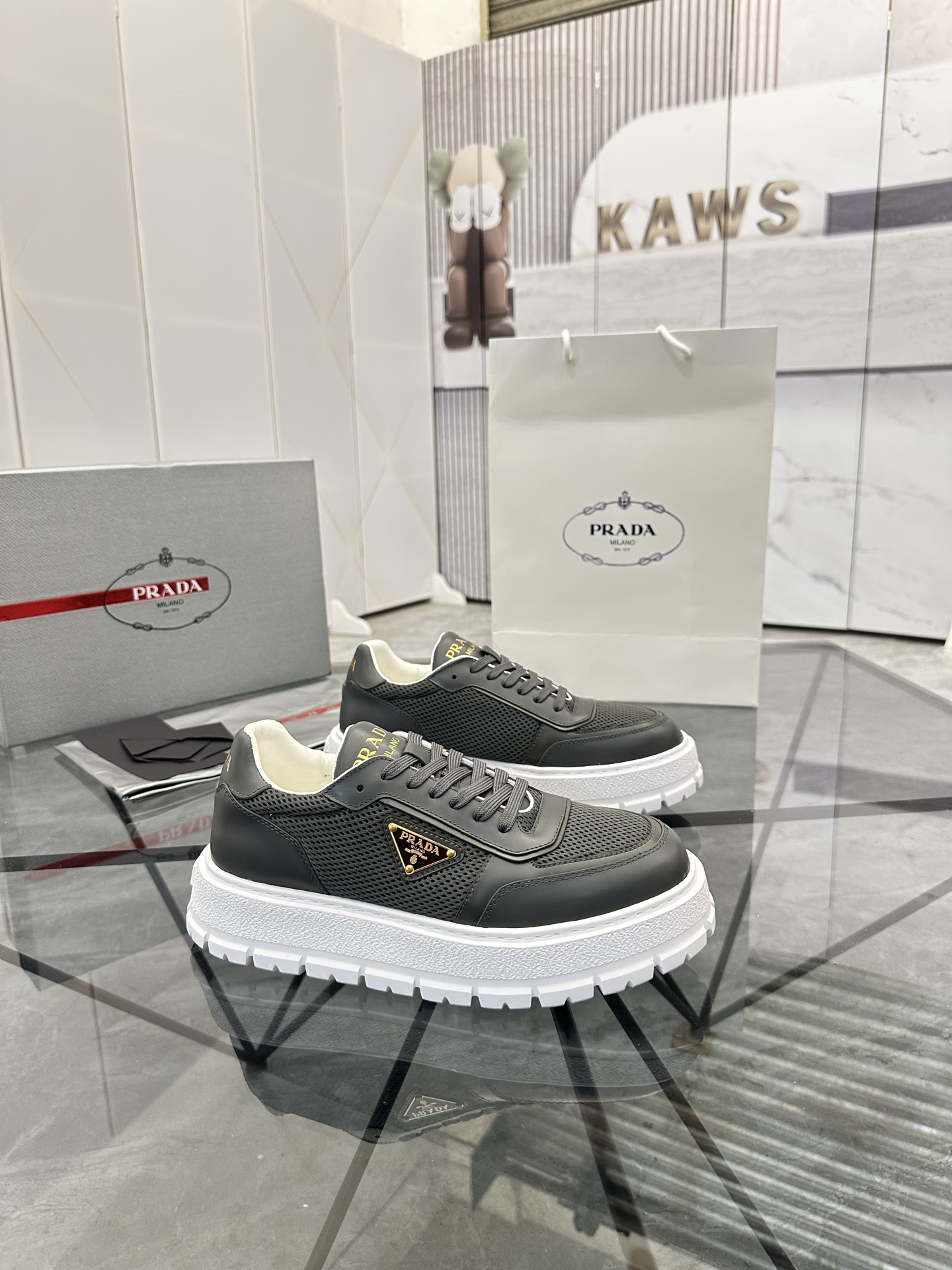 Precio de venta: P290 Artículos de alta gama y máxima calidadMarca: Prada *"Prada*" mocasines de cañ