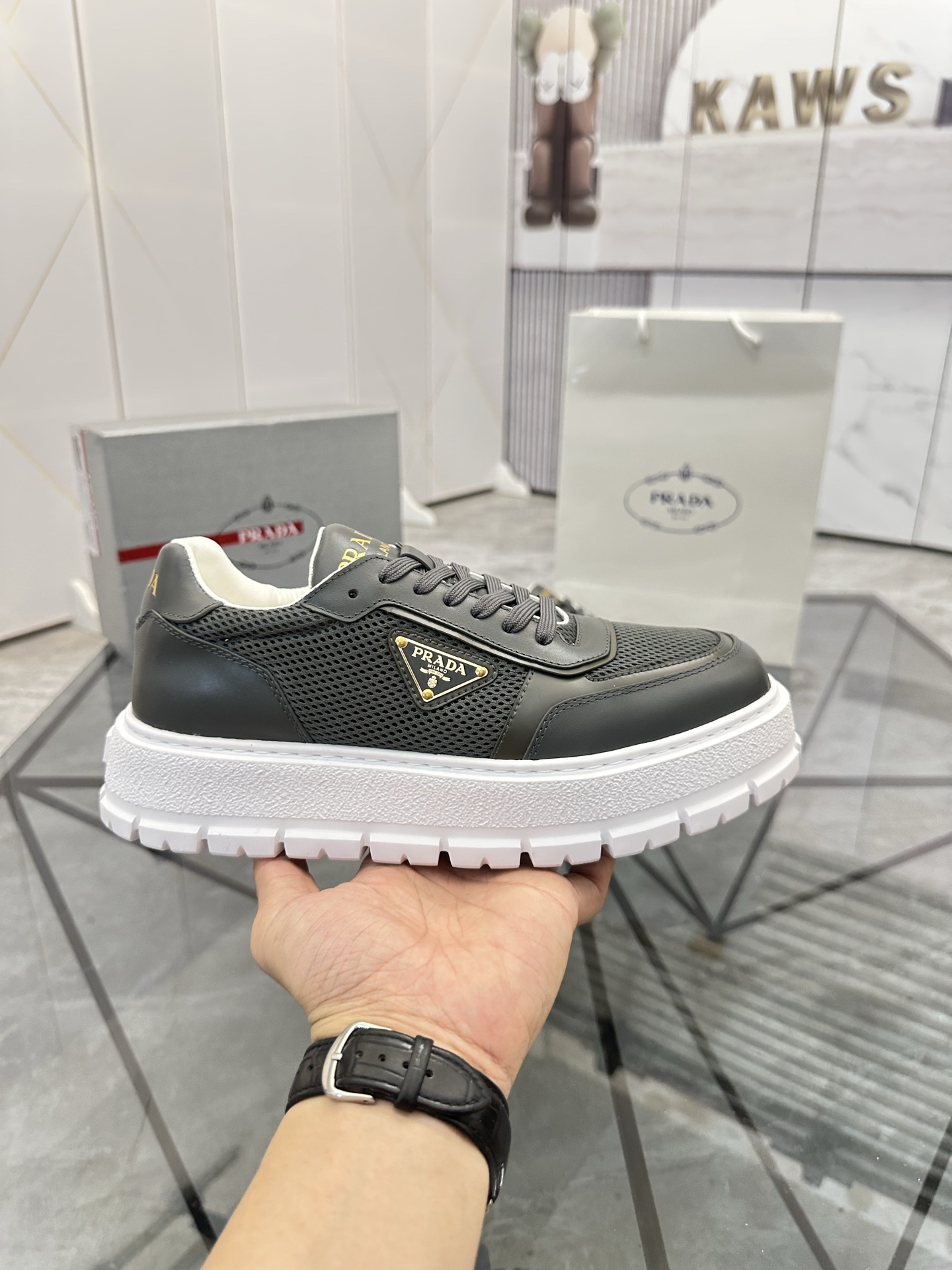 Precio de venta: P290 Artículos de alta gama y máxima calidadMarca: Prada *"Prada*" mocasines de cañ