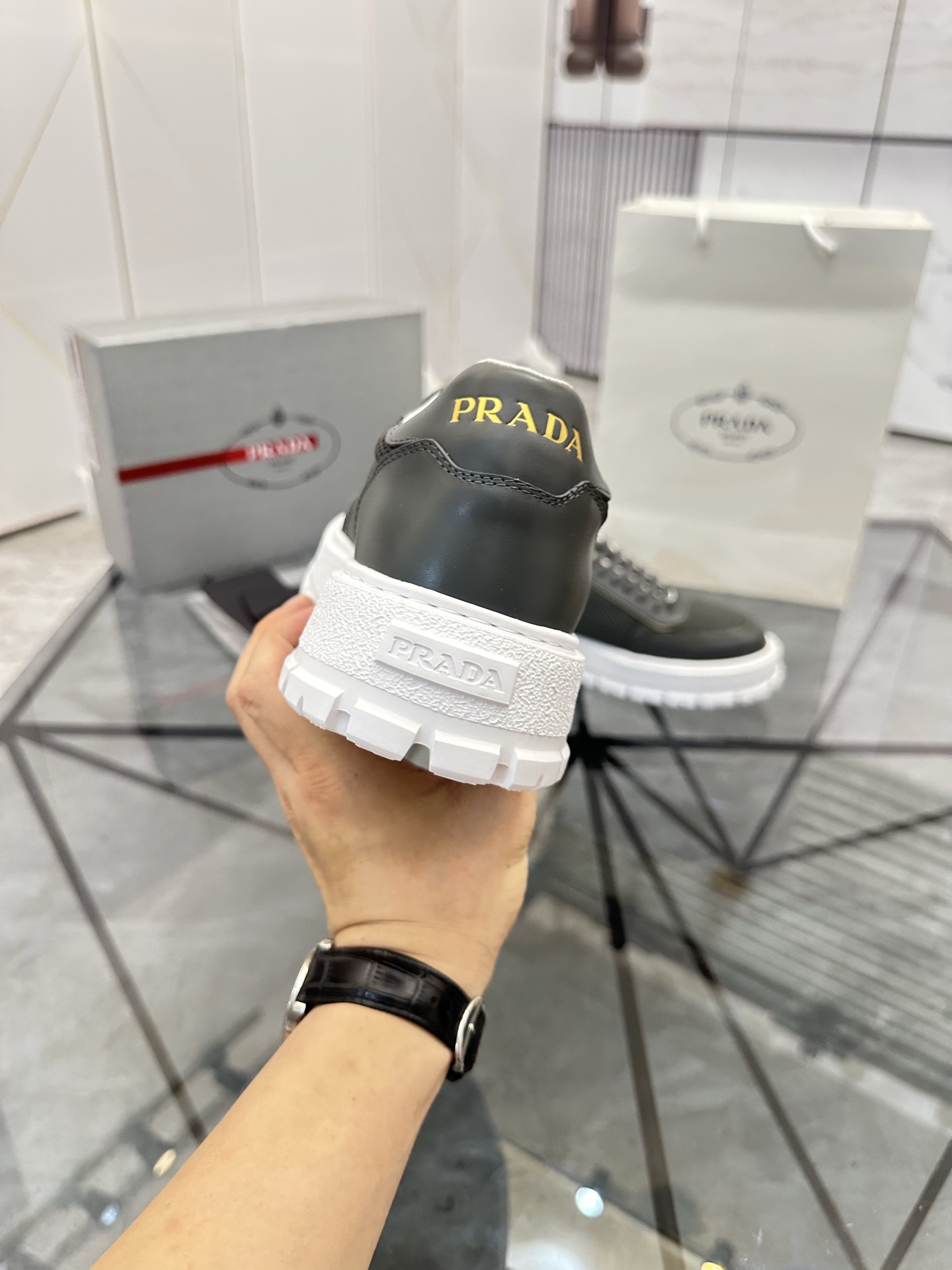 Precio de venta: P290 Artículos de alta gama y máxima calidadMarca: Prada *"Prada*" mocasines de cañ