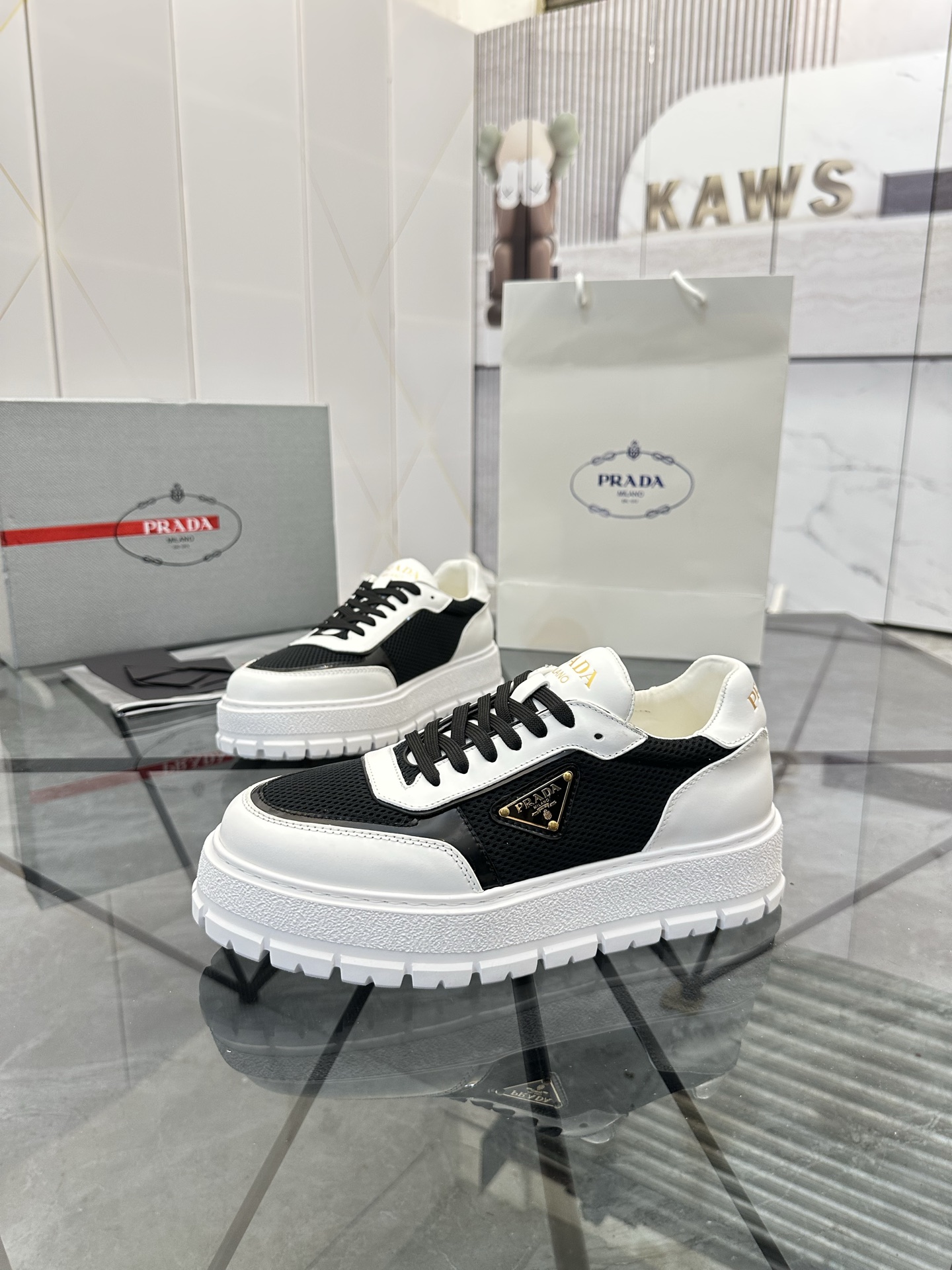 Precio de venta: P290 Artículos de alta gama y máxima calidadMarca: Prada *