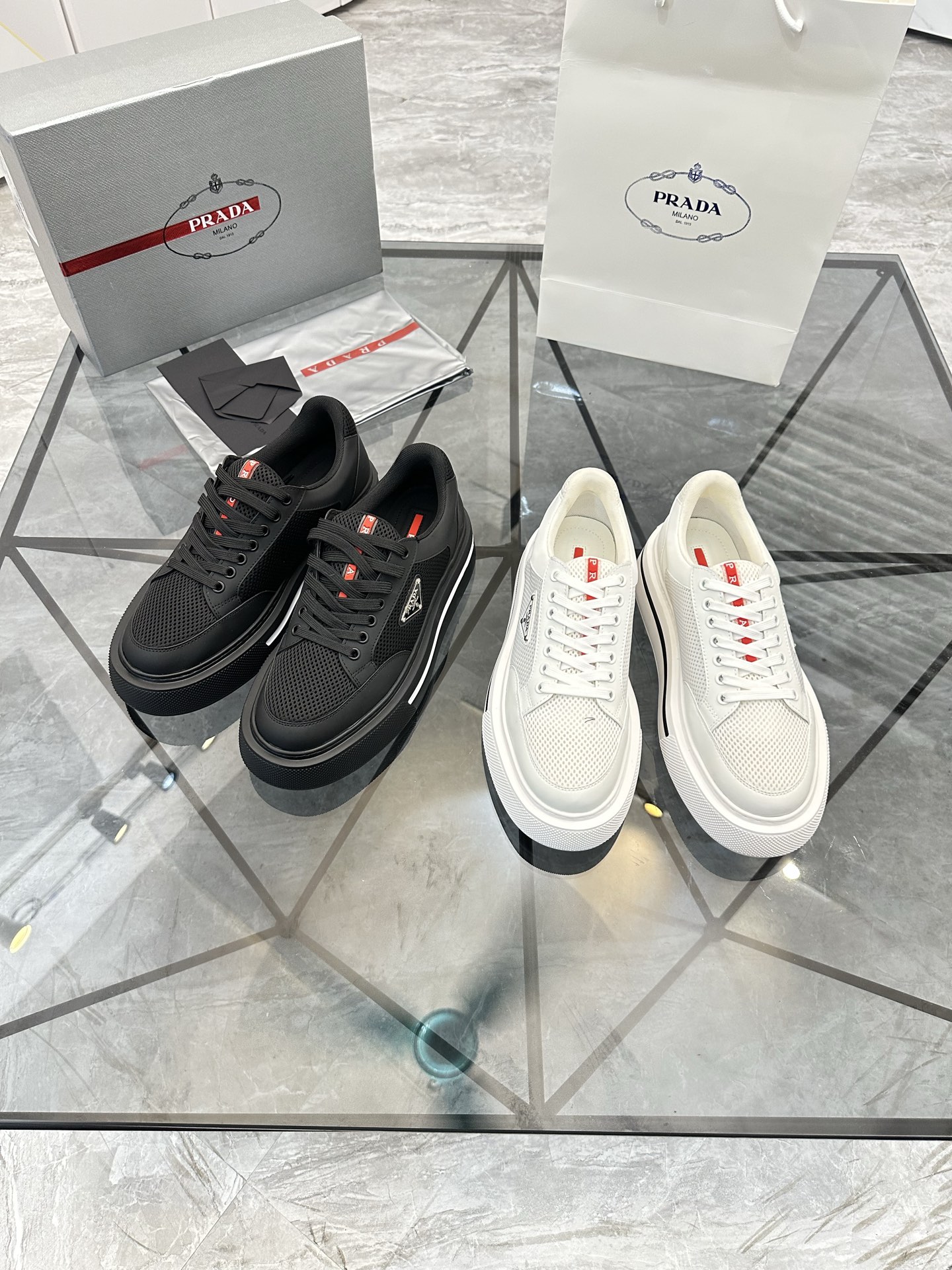 Precio de venta: P270 Artículos de alta gama y calidad superiorMarca: Prada *"Prada*" lowtop casual 