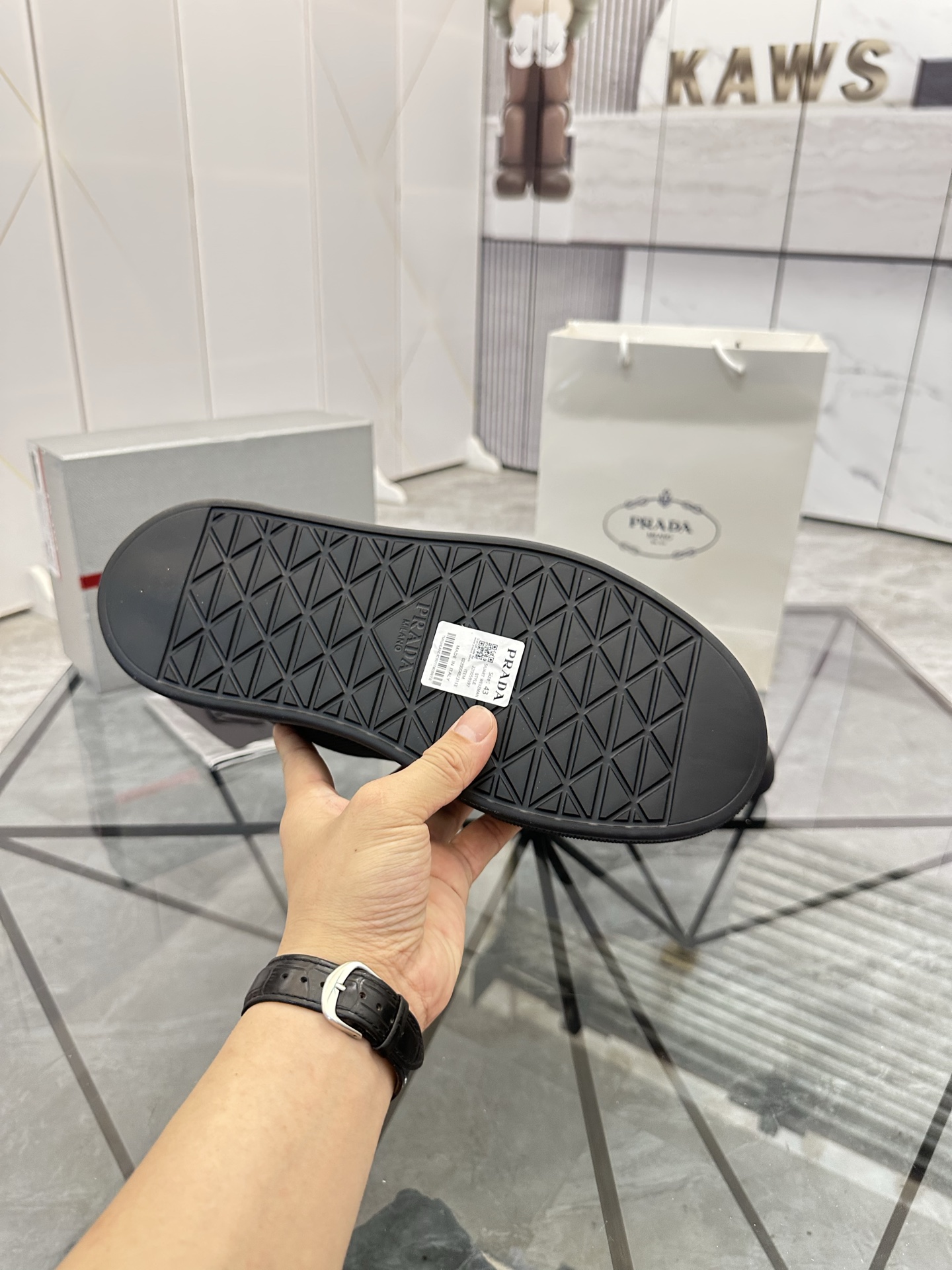 Precio de venta: P270 Artículos de alta gama y calidad superiorMarca: Prada *"Prada*" lowtop casual 