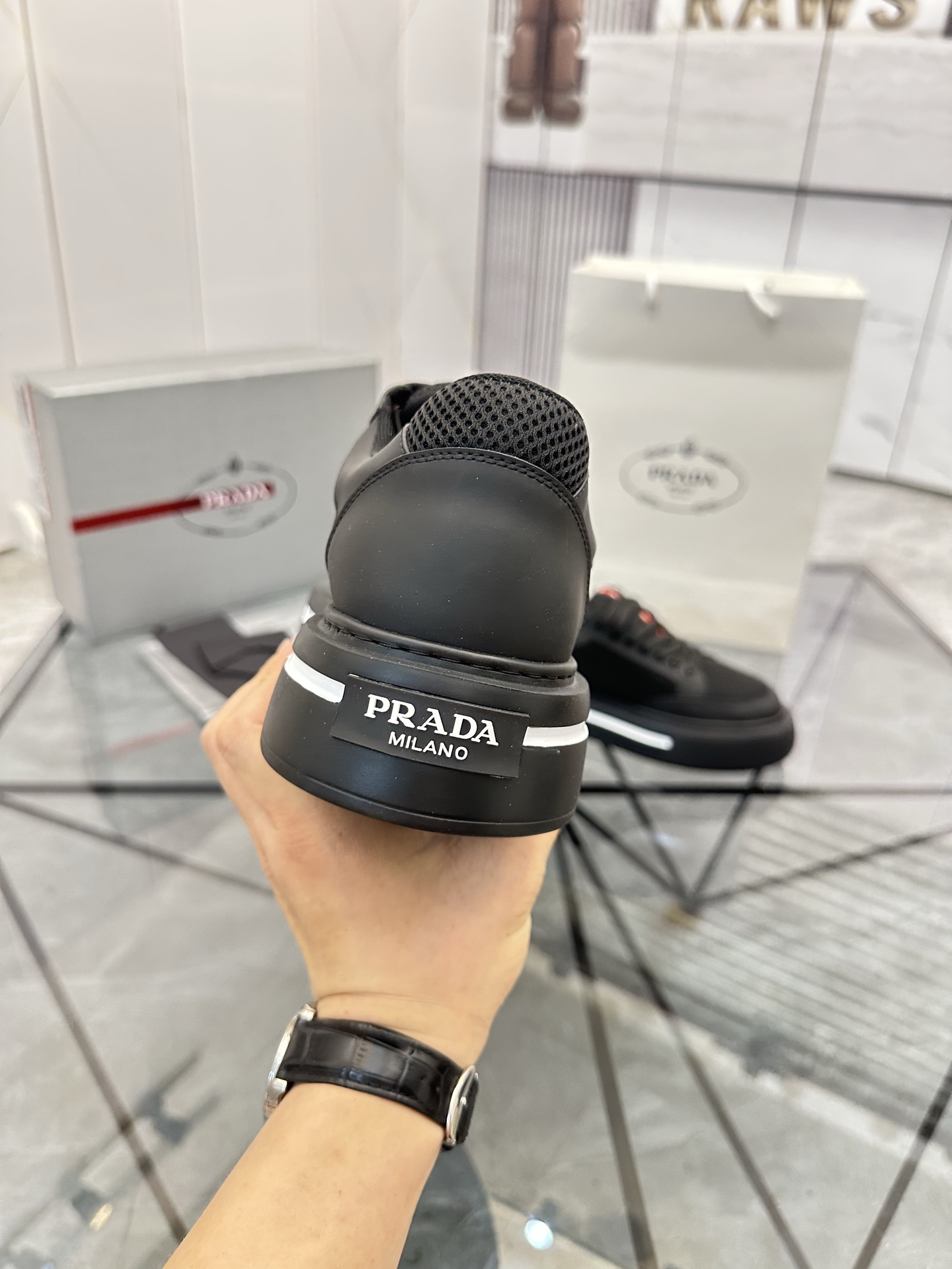 Precio de venta: P270 Artículos de alta gama y calidad superiorMarca: Prada *"Prada*" lowtop casual 
