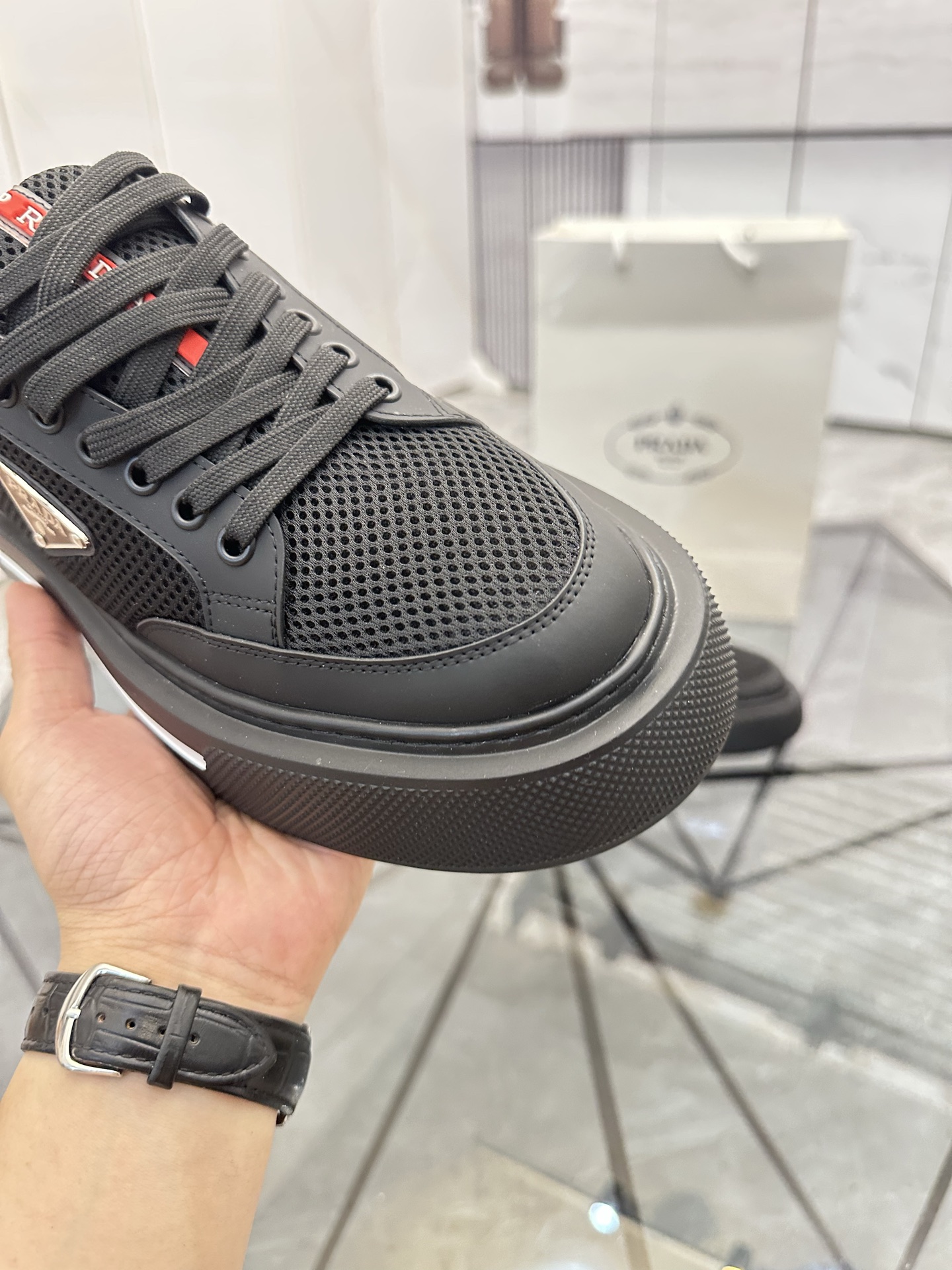 Precio de venta: P270 Artículos de alta gama y calidad superiorMarca: Prada *"Prada*" lowtop casual 