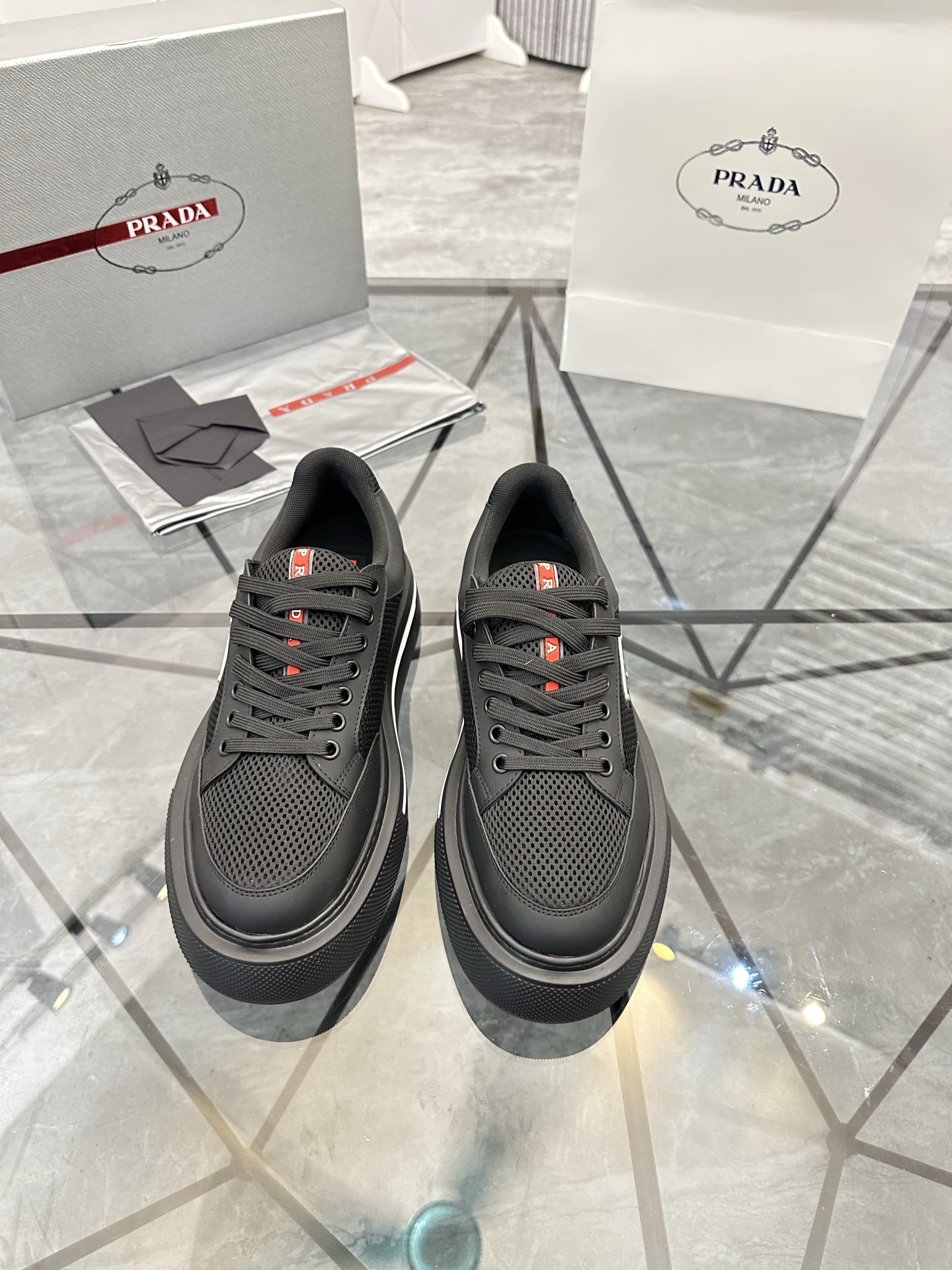 Precio de venta: P270 Artículos de alta gama y calidad superiorMarca: Prada *"Prada*" lowtop casual 