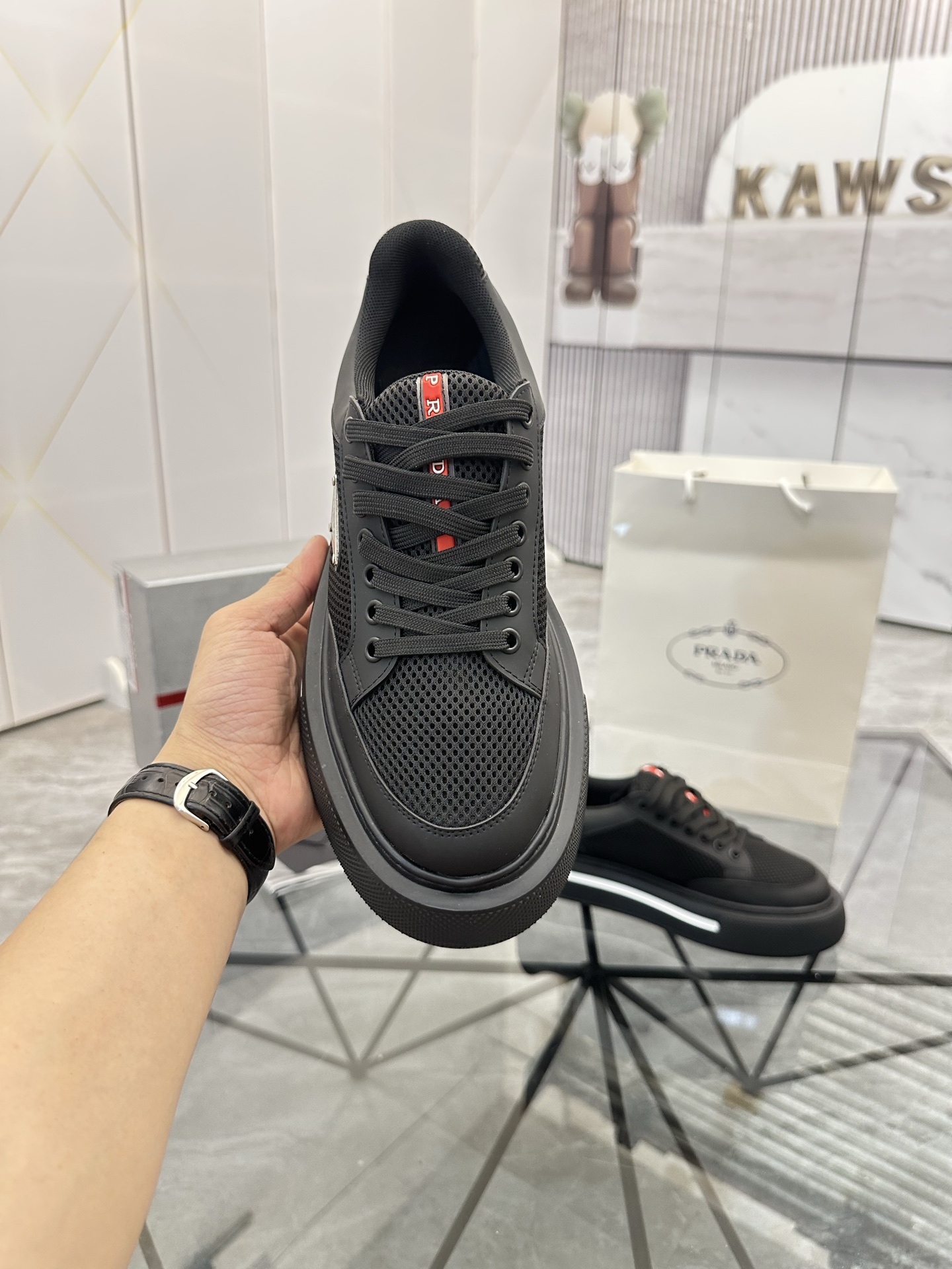 Precio de venta: P270 Artículos de alta gama y calidad superiorMarca: Prada *"Prada*" lowtop casual 