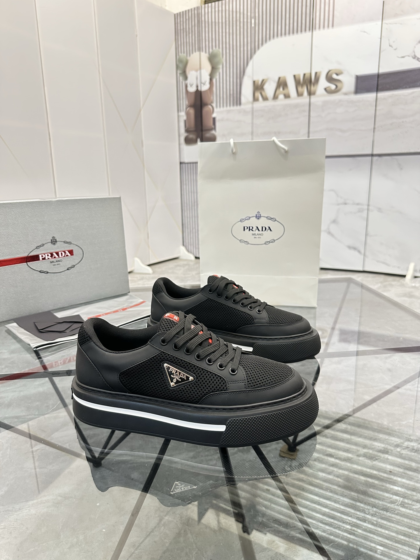 Precio de venta: P270 Artículos de alta gama y calidad superiorMarca: Prada *"Prada*" lowtop casual 