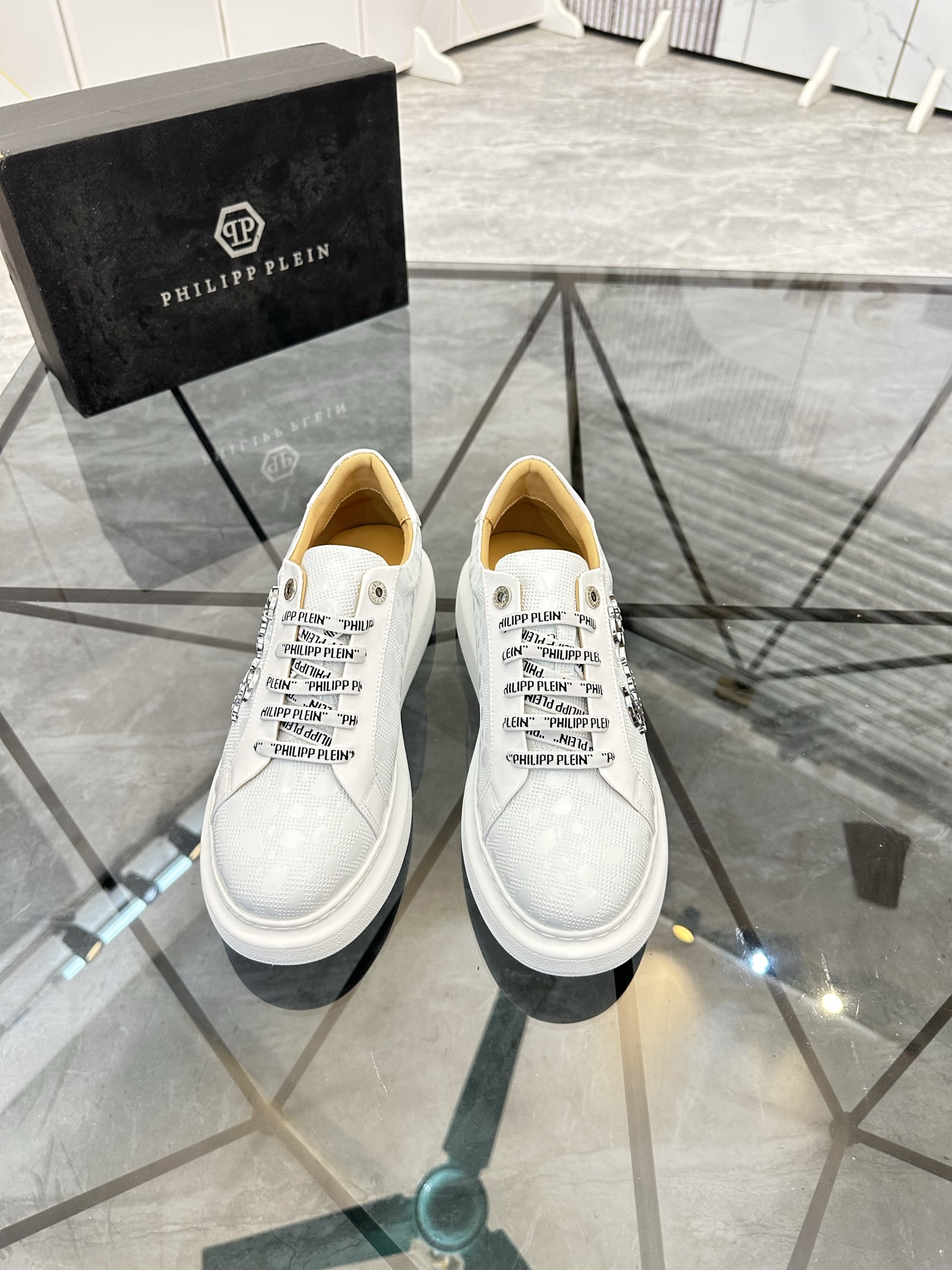 Precio de venta: P210Marca: PP*"Phillip Pry*" lowtop casual shoesTalla: 39-44.(38.45.46 to order)Mat