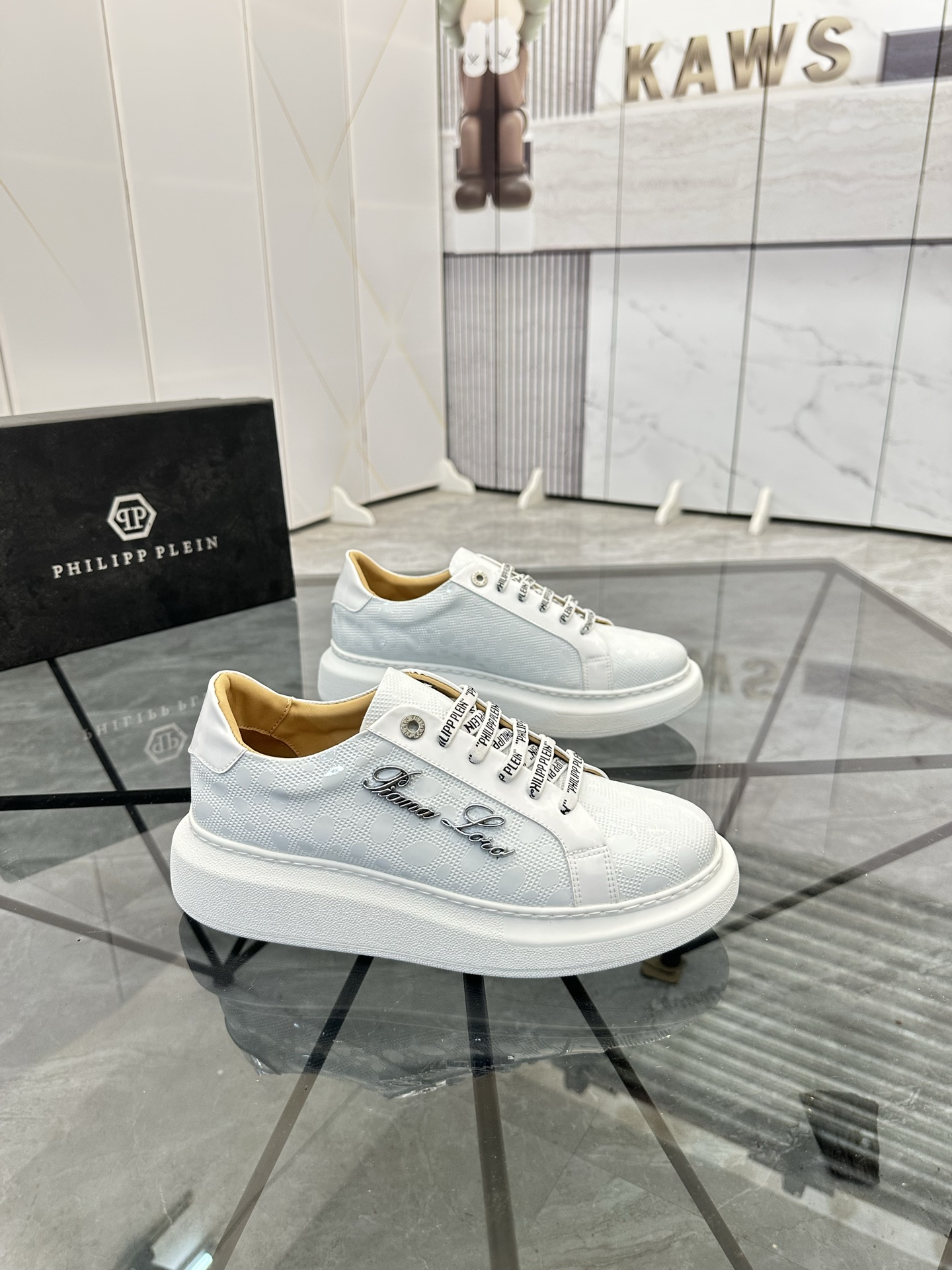 Precio de venta: P210Marca: PP*"Phillip Pry*" lowtop casual shoesTalla: 39-44.(38.45.46 to order)Mat