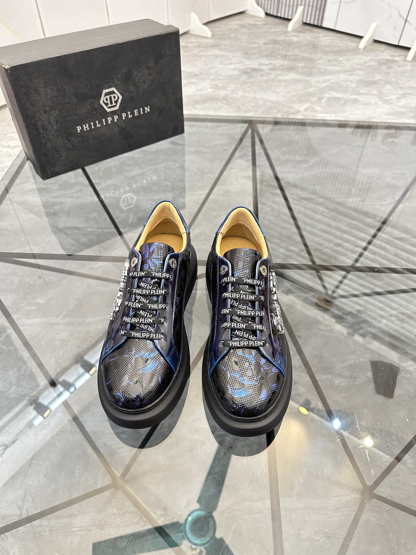 Precio de venta: P210Marca: PP*"Phillip Pry*" lowtop casual shoesTalla: 39-44.(38.45.46 to order)Mat