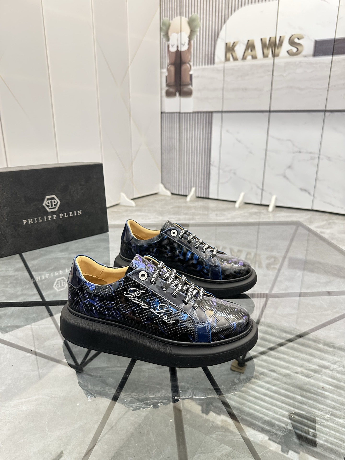 Precio de venta: P210Marca: PP*"Phillip Pry*" lowtop casual shoesTalla: 39-44.(38.45.46 to order)Mat