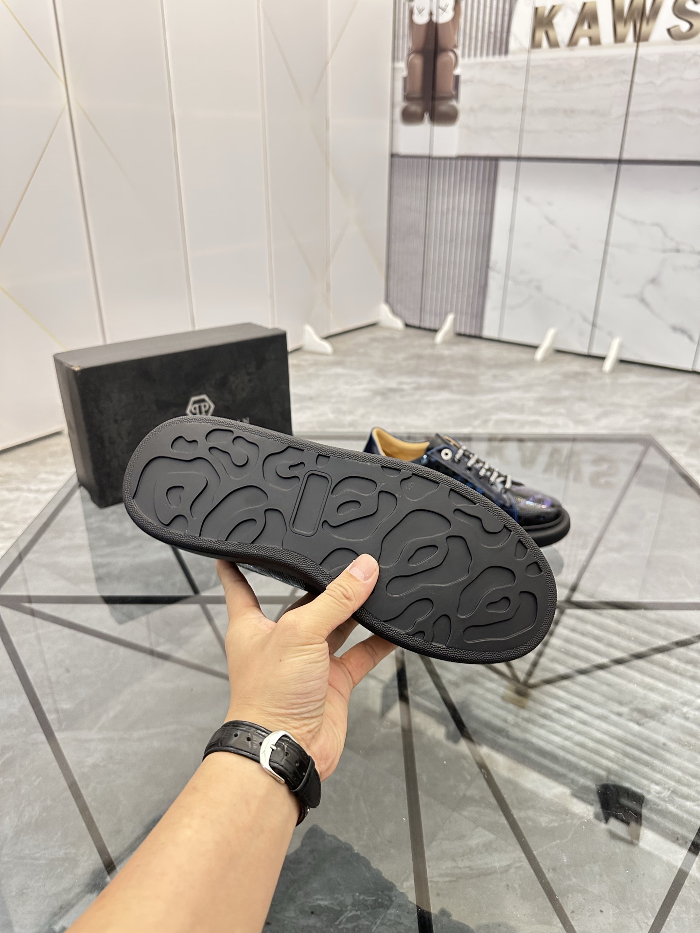 Precio de venta: P210Marca: PP*"Phillip Pry*" lowtop casual shoesTalla: 39-44.(38.45.46 to order)Mat