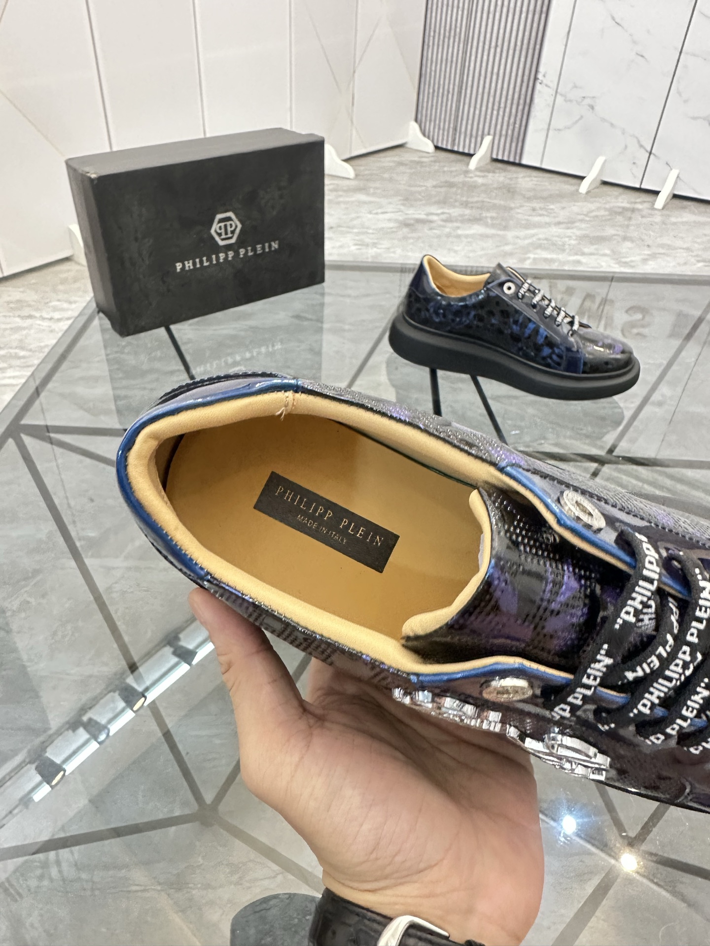 Precio de venta: P210Marca: PP*"Phillip Pry*" lowtop casual shoesTalla: 39-44.(38.45.46 to order)Mat