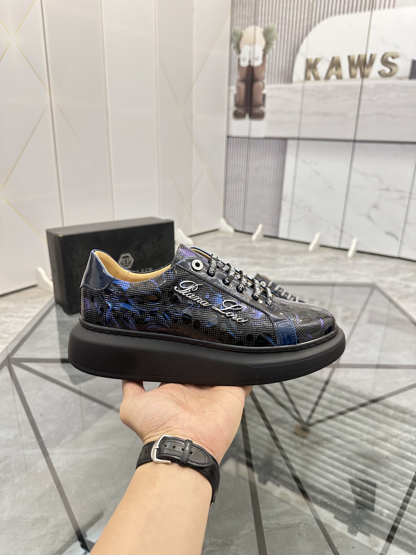 Precio de venta: P210Marca: PP*"Phillip Pry*" lowtop casual shoesTalla: 39-44.(38.45.46 to order)Mat