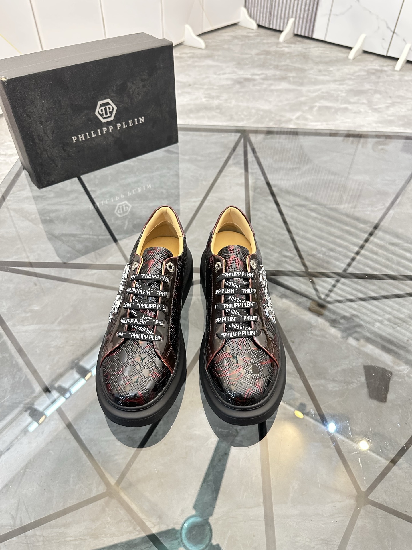 Precio de venta: P210Marca: PP*"Phillip Pry*" lowtop casual shoesTalla: 39-44.(38.45.46 to order)Mat