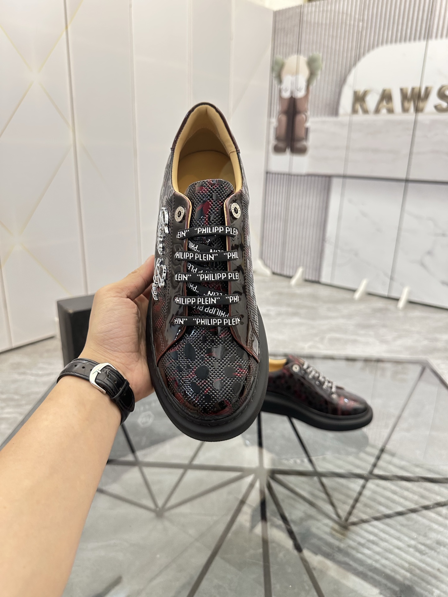 Precio de venta: P210Marca: PP*"Phillip Pry*" lowtop casual shoesTalla: 39-44.(38.45.46 to order)Mat