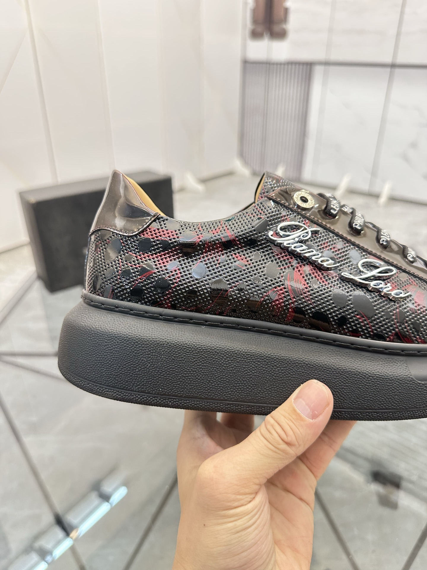 Precio de venta: P210Marca: PP*"Phillip Pry*" lowtop casual shoesTalla: 39-44.(38.45.46 to order)Mat