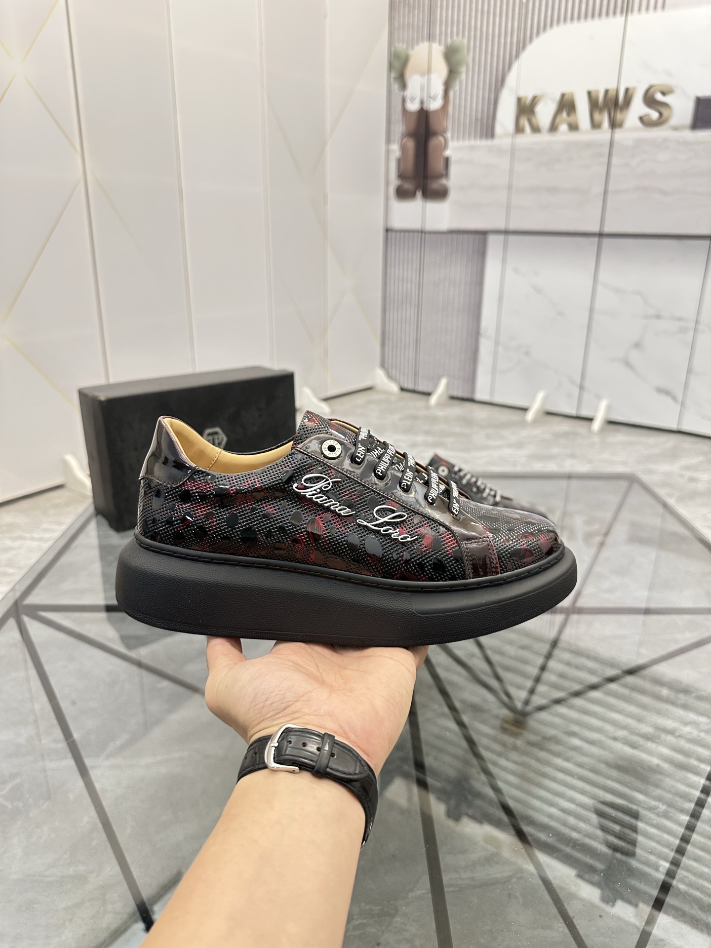 Precio de venta: P210Marca: PP*"Phillip Pry*" lowtop casual shoesTalla: 39-44.(38.45.46 to order)Mat