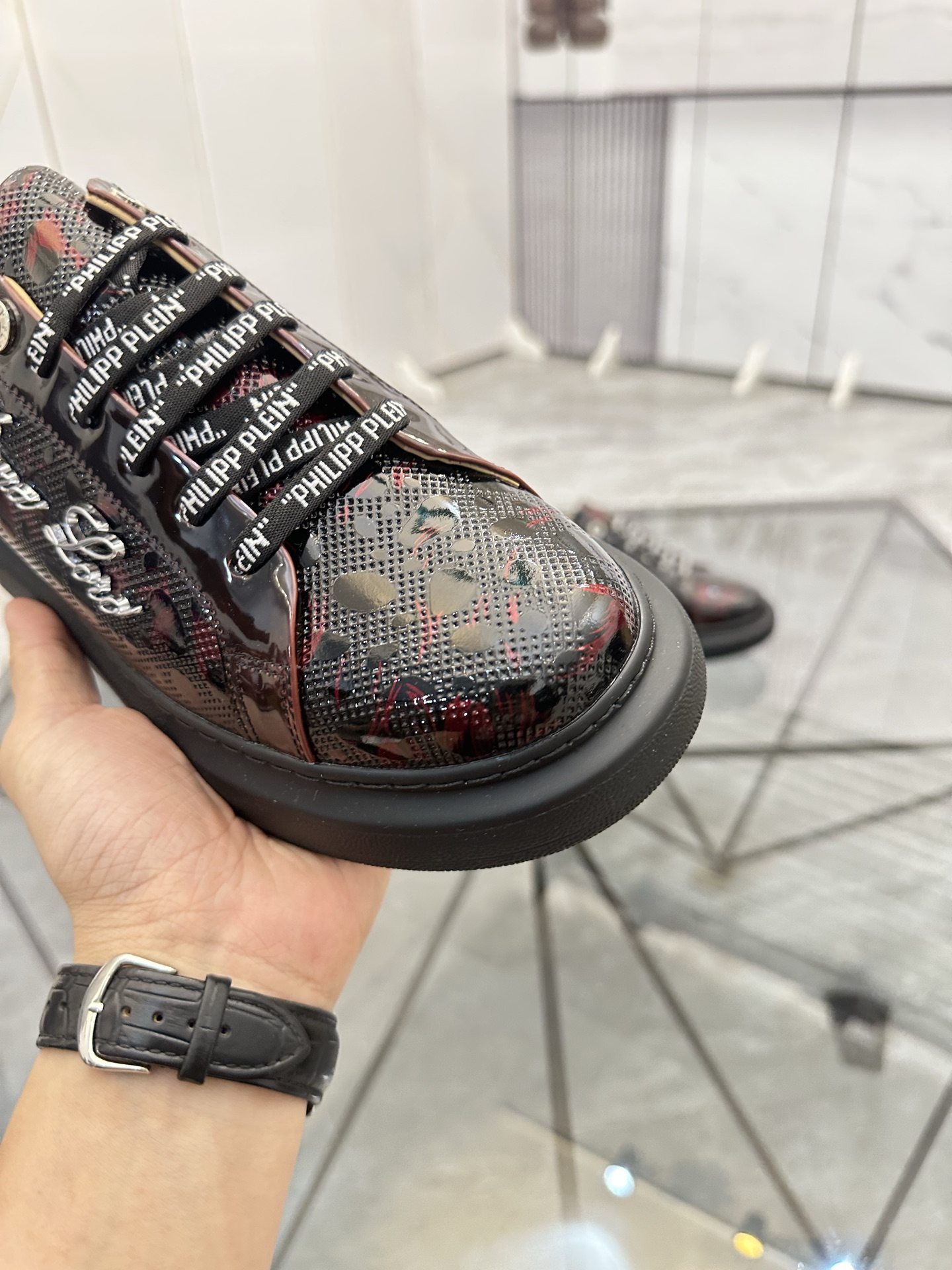 Precio de venta: P210Marca: PP*"Phillip Pry*" lowtop casual shoesTalla: 39-44.(38.45.46 to order)Mat