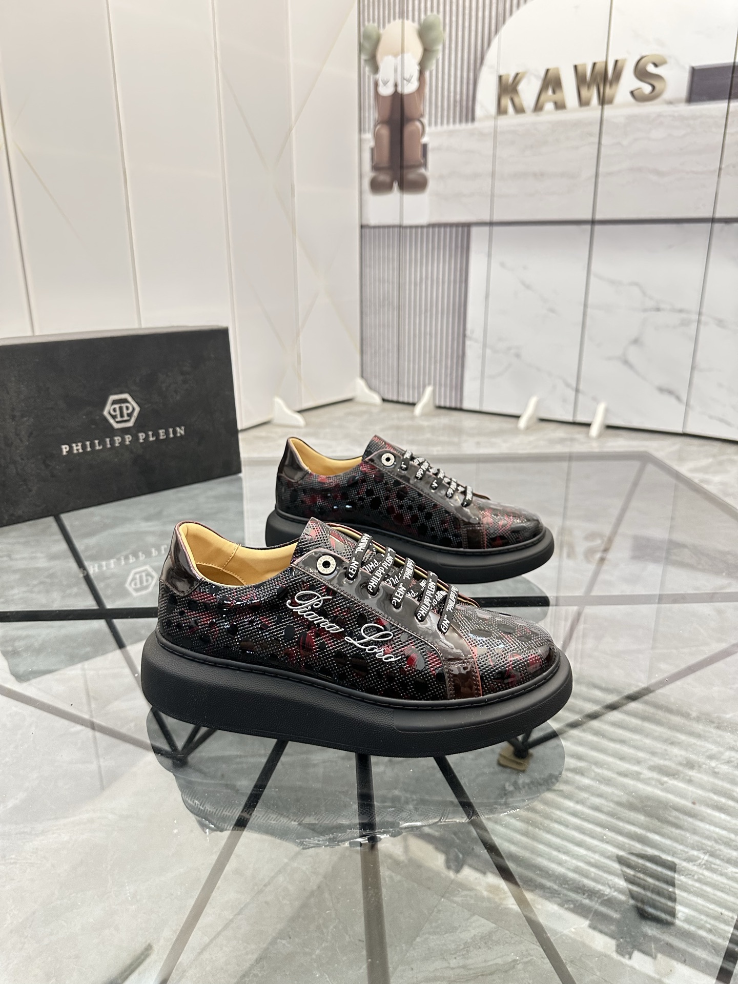 Precio de venta: P210Marca: PP*"Phillip Pry*" lowtop casual shoesTalla: 39-44.(38.45.46 to order)Mat