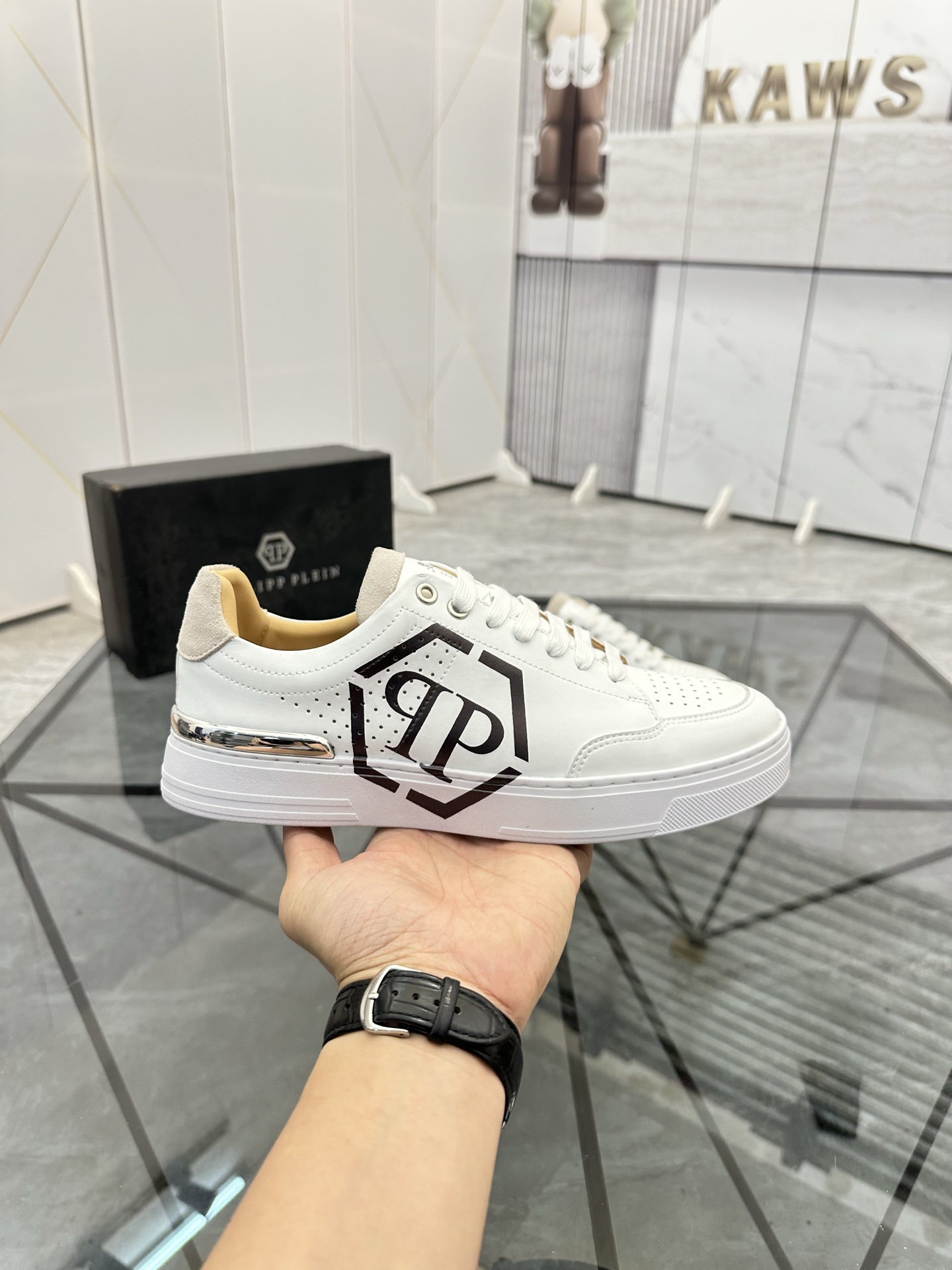 Precio de venta: P220Marca: PP*"Phillip Pry*" lowtop casual shoesTalla: 39-44 (38.45.46) Material: P
