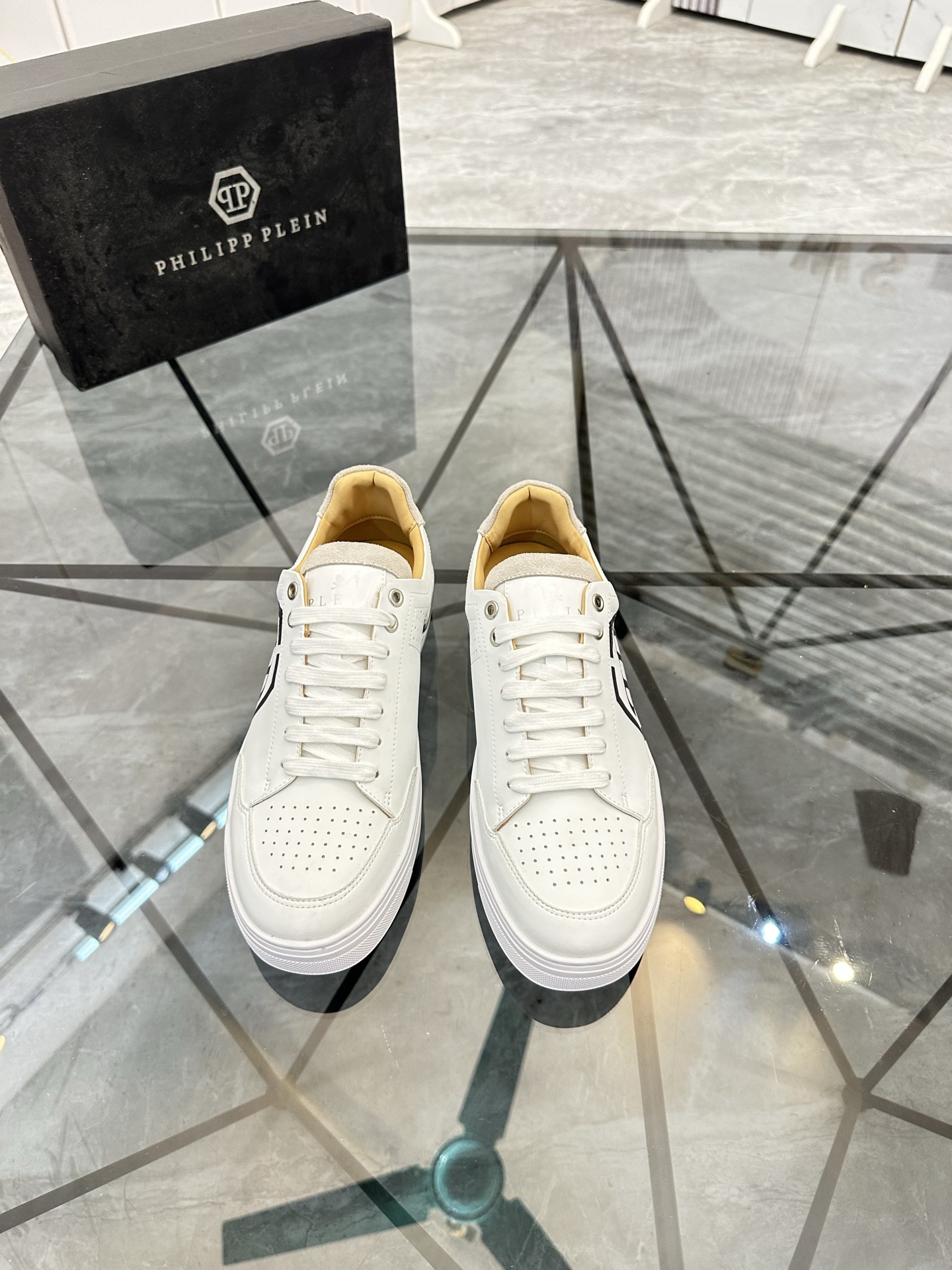 Precio de venta: P220Marca: PP*"Phillip Pry*" lowtop casual shoesTalla: 39-44 (38.45.46) Material: P