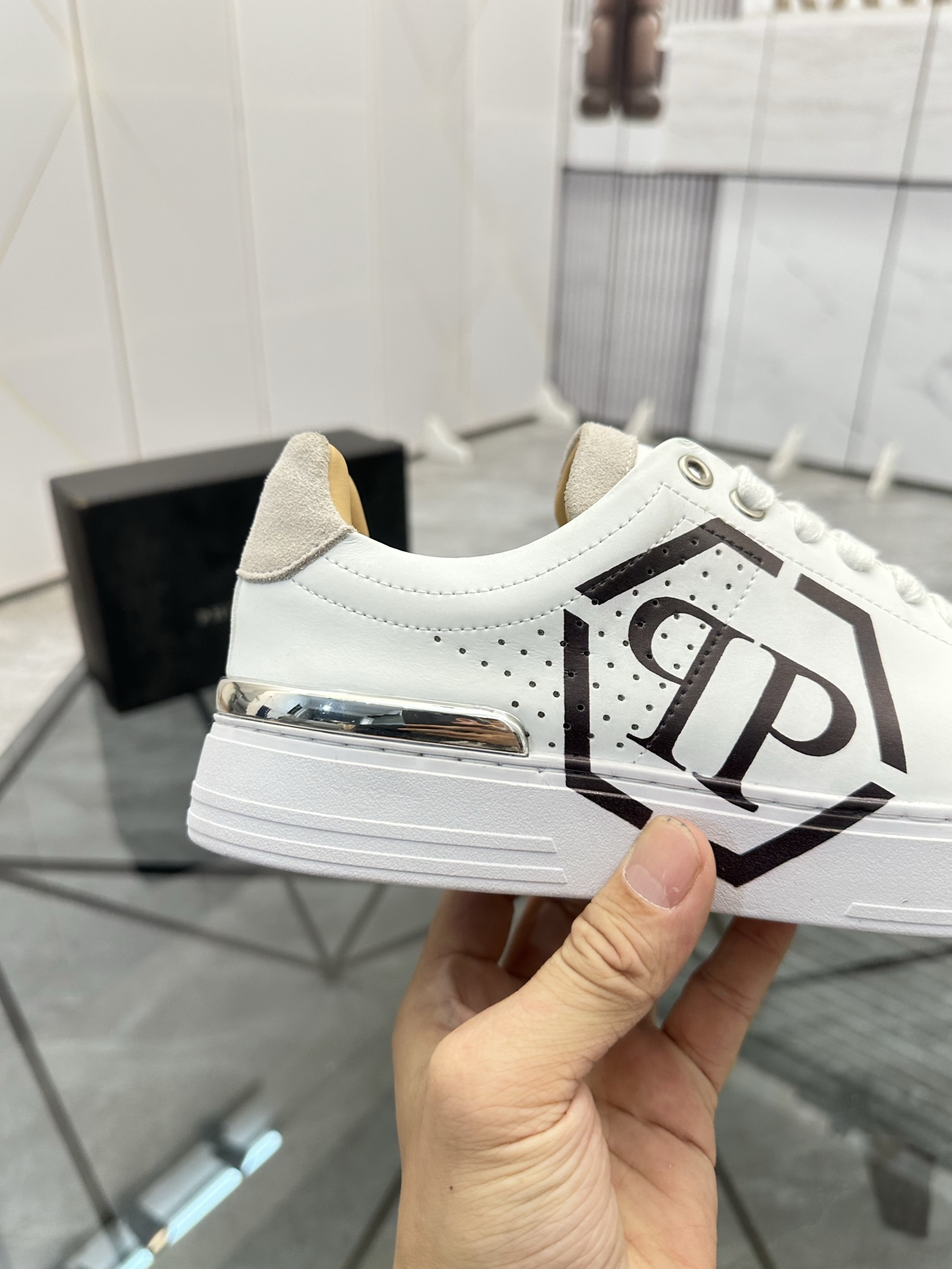 Precio de venta: P220Marca: PP*"Phillip Pry*" lowtop casual shoesTalla: 39-44 (38.45.46) Material: P