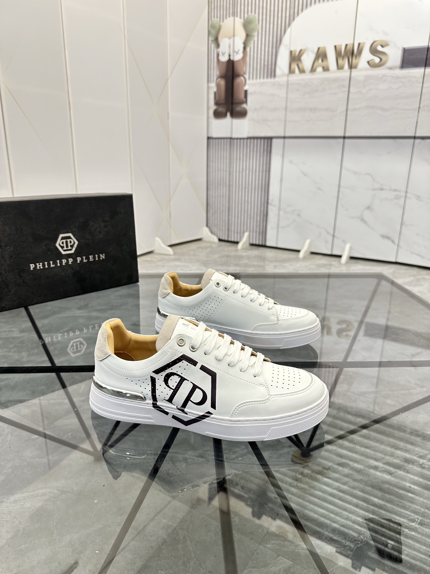 Precio de venta: P220Marca: PP*"Phillip Pry*" lowtop casual shoesTalla: 39-44 (38.45.46) Material: P