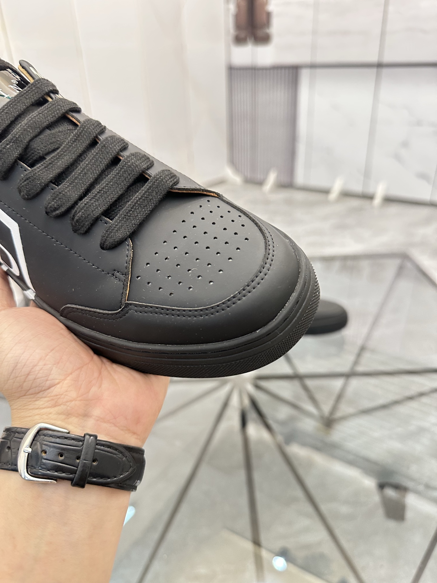 Precio de venta: P220Marca: PP*"Phillip Pry*" lowtop casual shoesTalla: 39-44 (38.45.46) Material: P