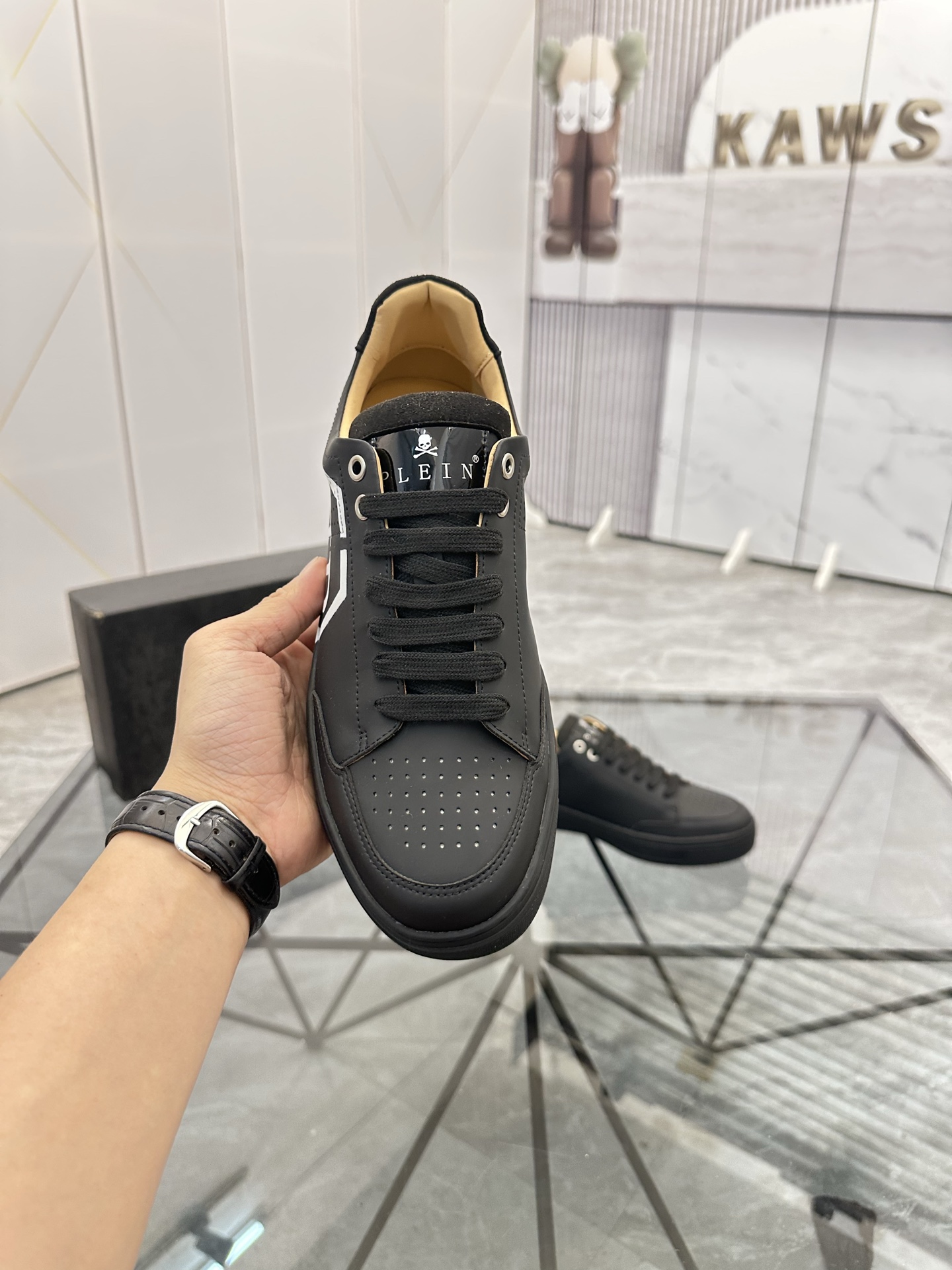 Precio de venta: P220Marca: PP*"Phillip Pry*" lowtop casual shoesTalla: 39-44 (38.45.46) Material: P