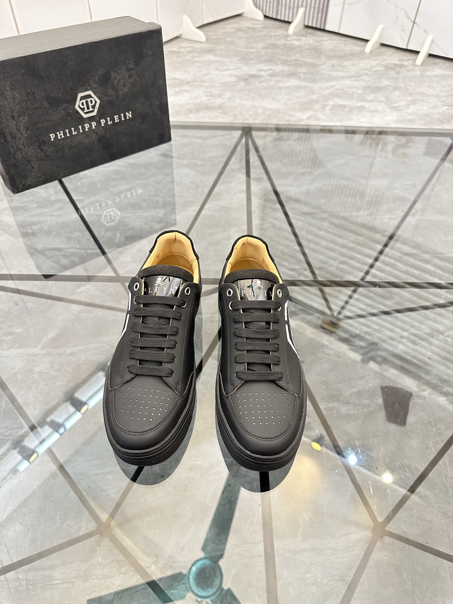 Precio de venta: P220Marca: PP*"Phillip Pry*" lowtop casual shoesTalla: 39-44 (38.45.46) Material: P