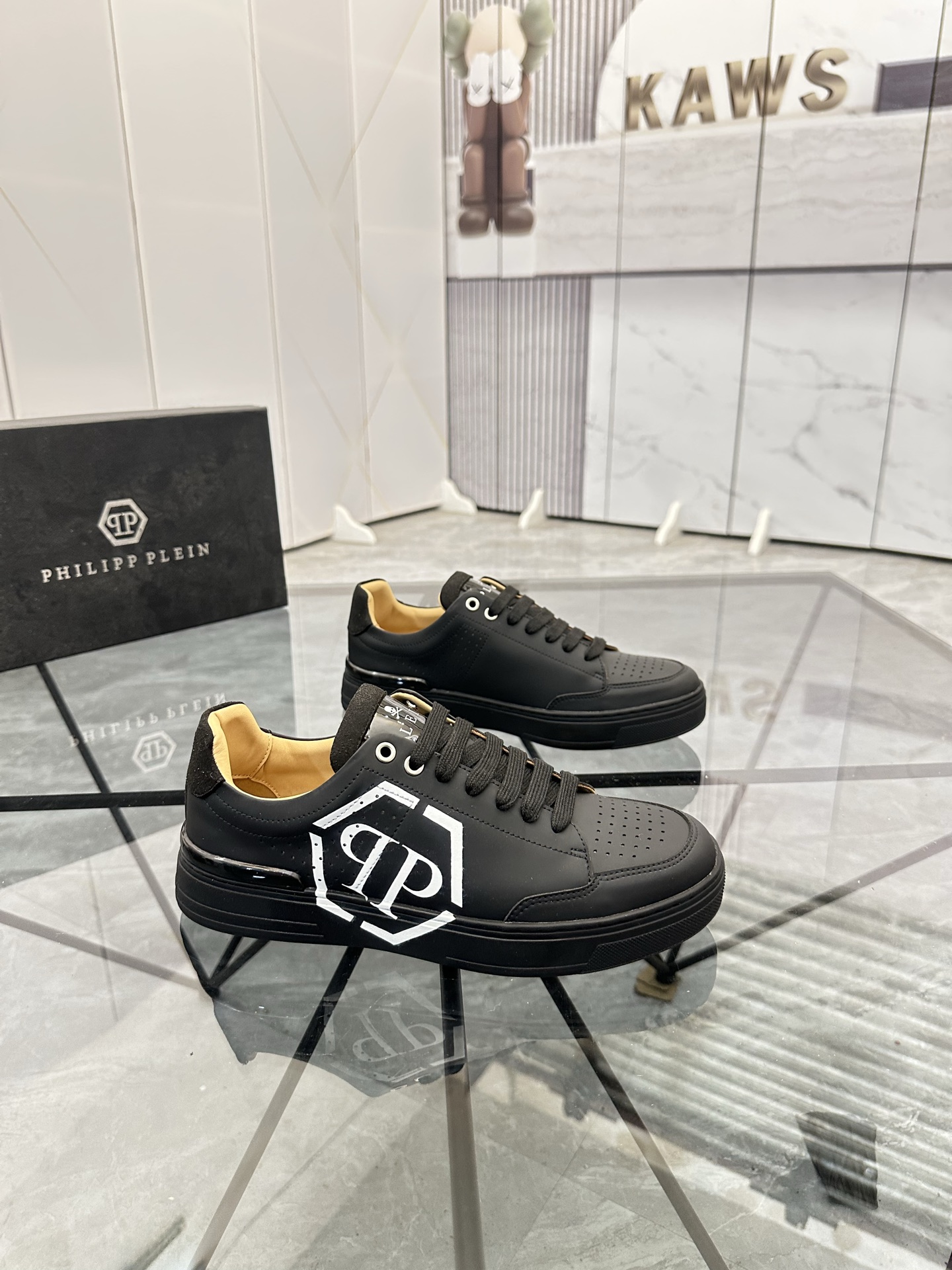 Precio de venta: P220Marca: PP*"Phillip Pry*" lowtop casual shoesTalla: 39-44 (38.45.46) Material: P