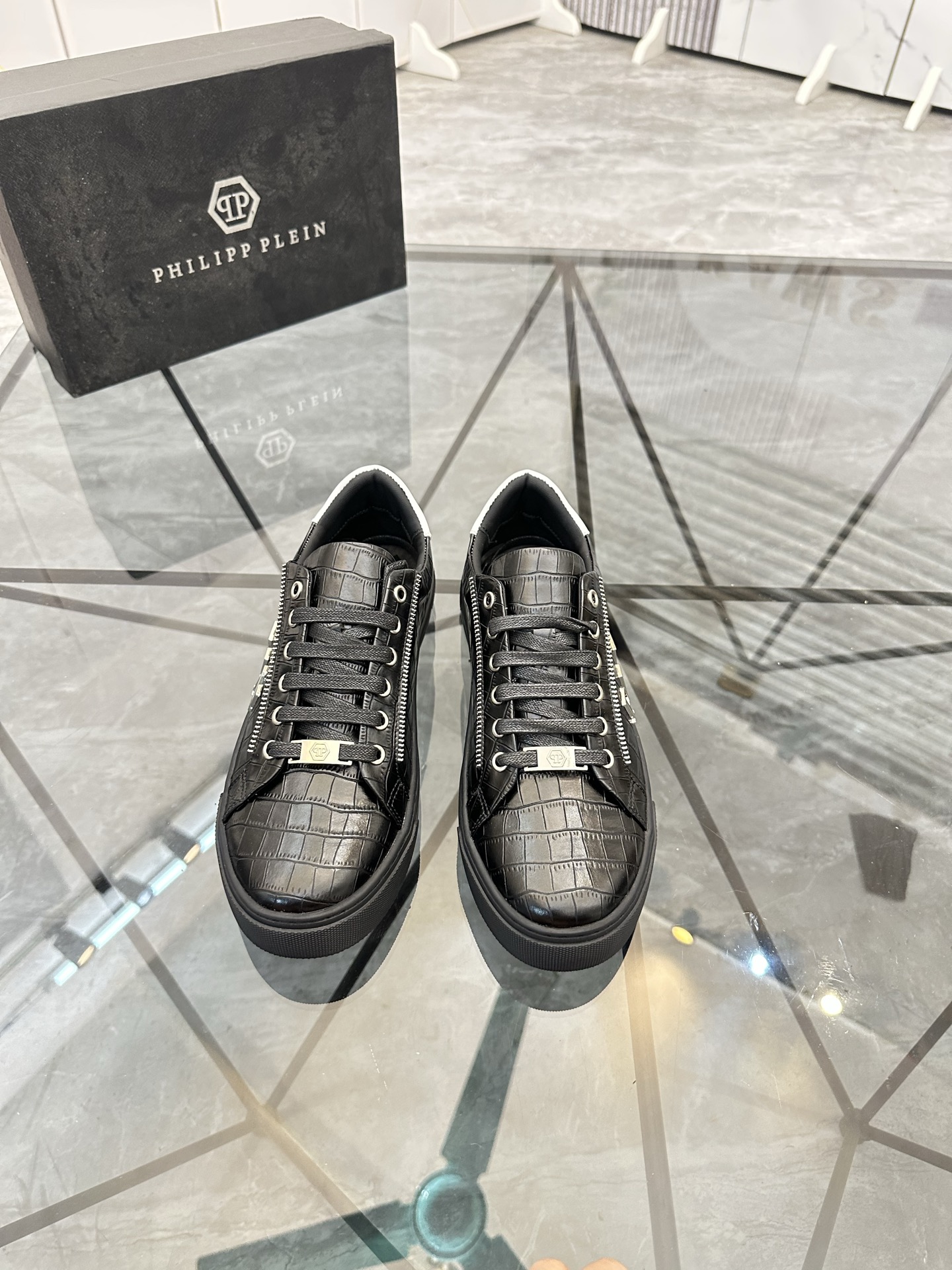 Precio de venta: P190Marca: PP*"Phillip Pry*"Low-top Casual ShoesMarca: 39-44.(38.45.46) Material: P