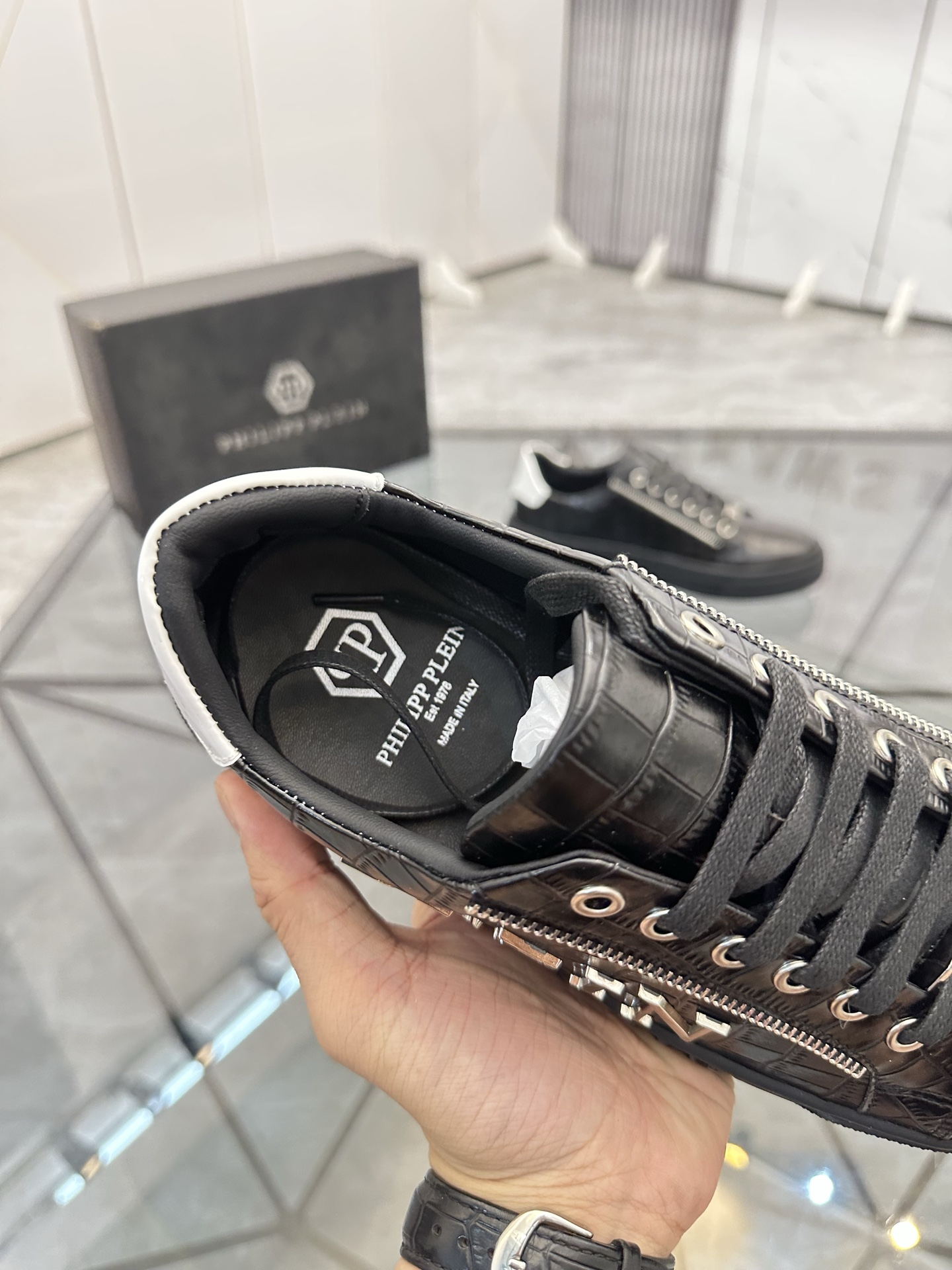 Precio de venta: P190Marca: PP*"Phillip Pry*"Low-top Casual ShoesMarca: 39-44.(38.45.46) Material: P