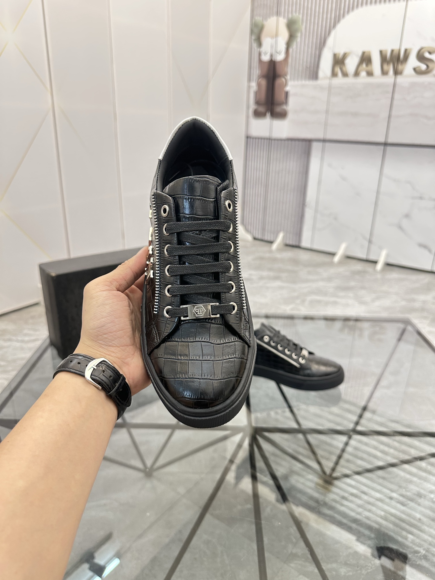 Precio de venta: P190Marca: PP*"Phillip Pry*"Low-top Casual ShoesMarca: 39-44.(38.45.46) Material: P
