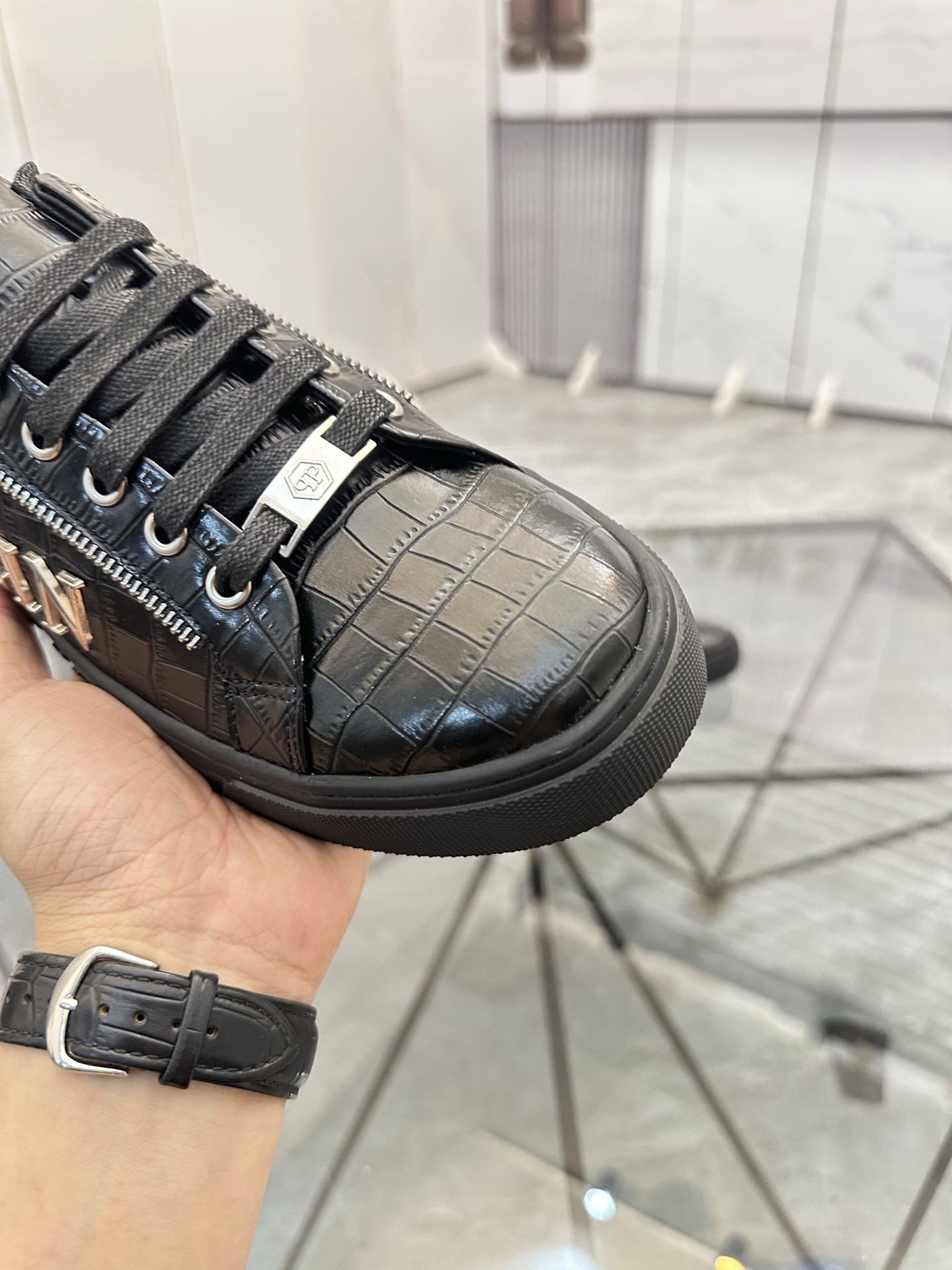 Precio de venta: P190Marca: PP*"Phillip Pry*"Low-top Casual ShoesMarca: 39-44.(38.45.46) Material: P