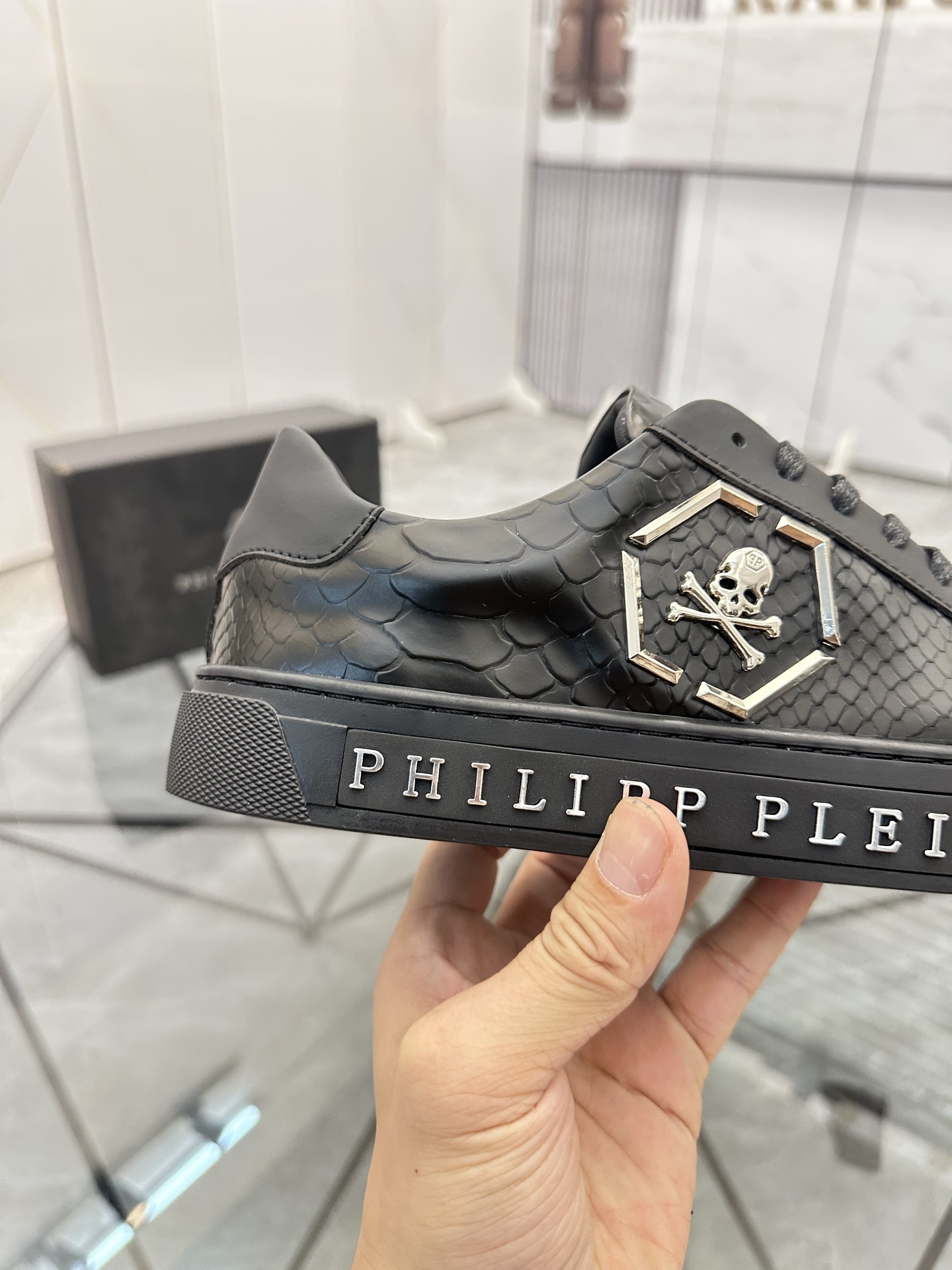 Precio de venta: P190Marca: PP*"Phillip Pry*"Low-top Casual ShoesMarca: 39-44.(38.45.46) Material: P