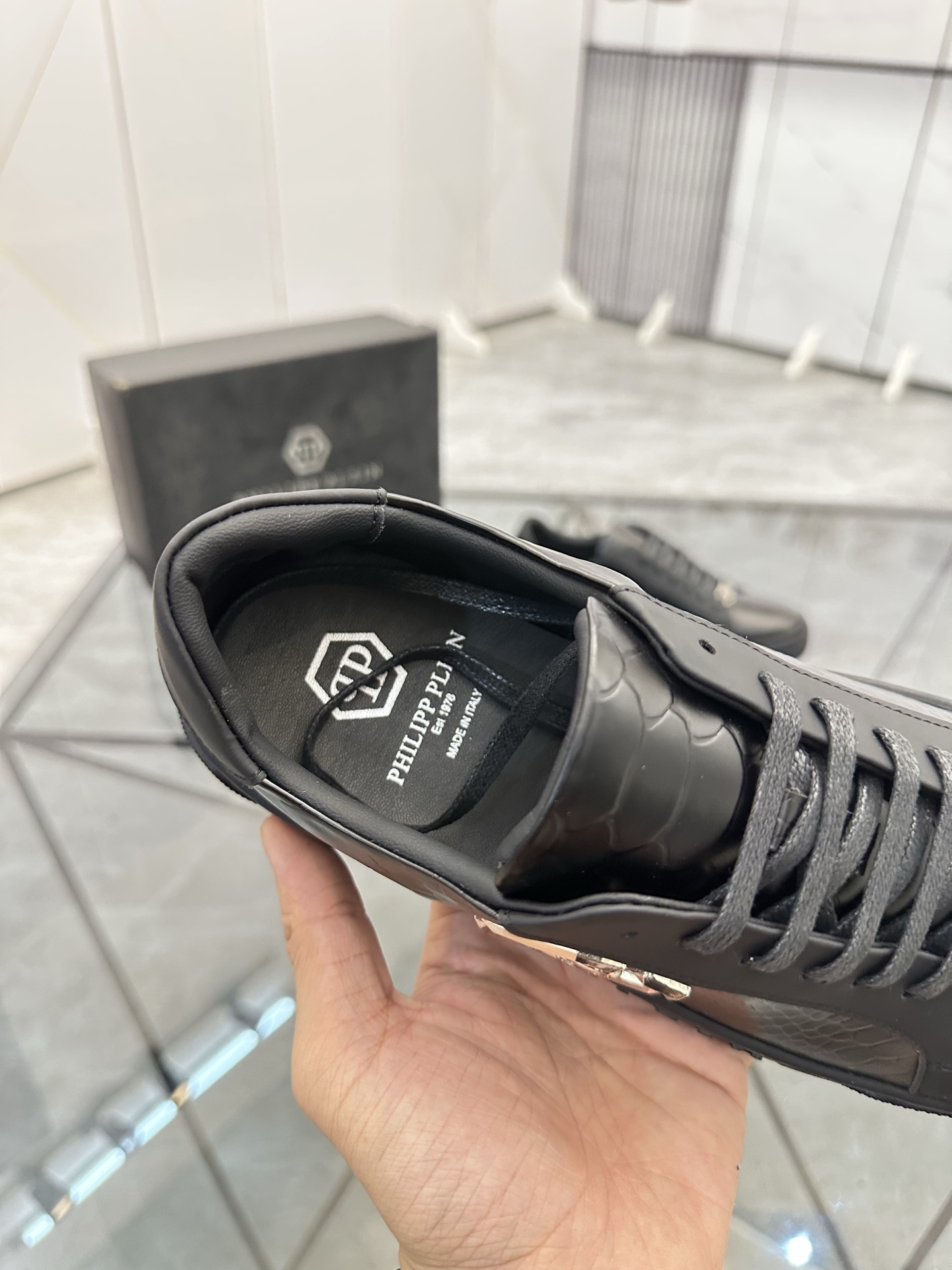 Precio de venta: P190Marca: PP*"Phillip Pry*"Low-top Casual ShoesMarca: 39-44.(38.45.46) Material: P