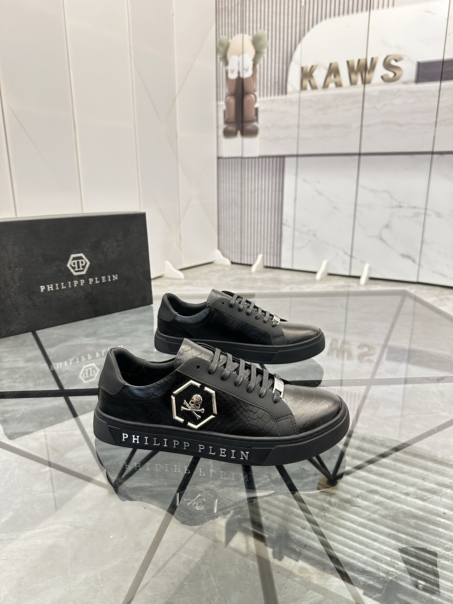 Precio de venta: P190Marca: PP*"Phillip Pry*"Low-top Casual ShoesMarca: 39-44.(38.45.46) Material: P