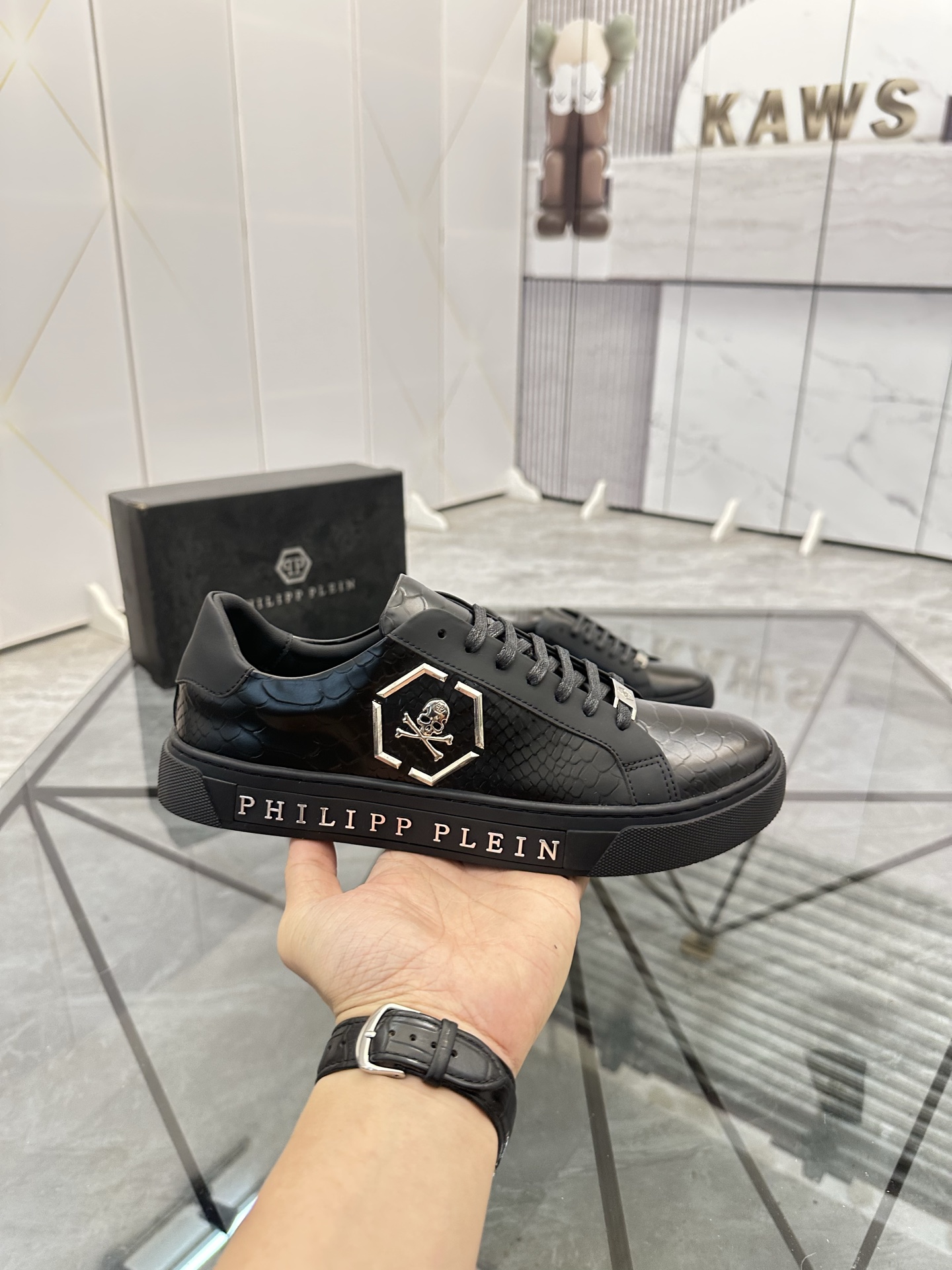 Precio de venta: P190Marca: PP*"Phillip Pry*"Low-top Casual ShoesMarca: 39-44.(38.45.46) Material: P