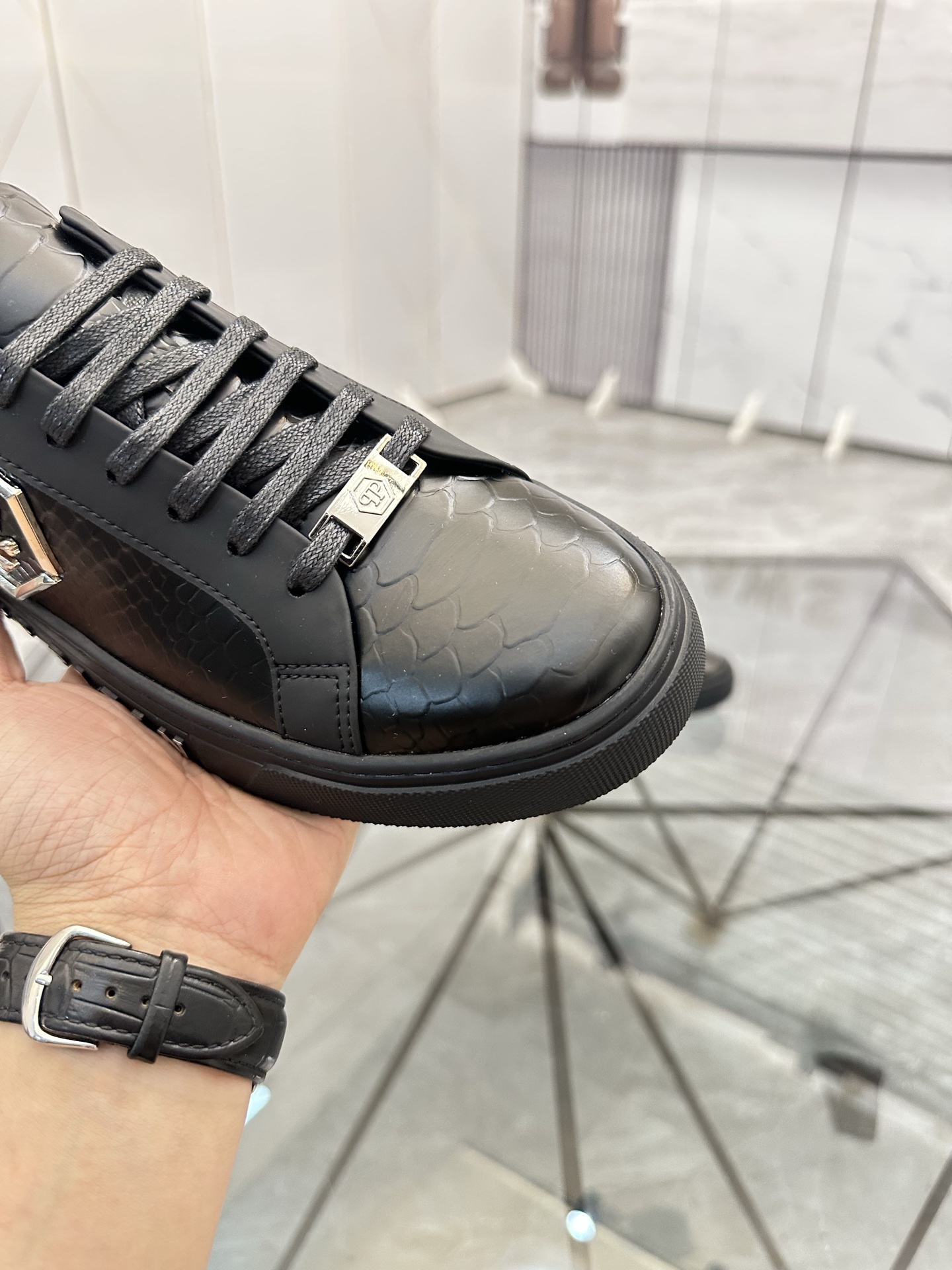 Precio de venta: P190Marca: PP*"Phillip Pry*"Low-top Casual ShoesMarca: 39-44.(38.45.46) Material: P