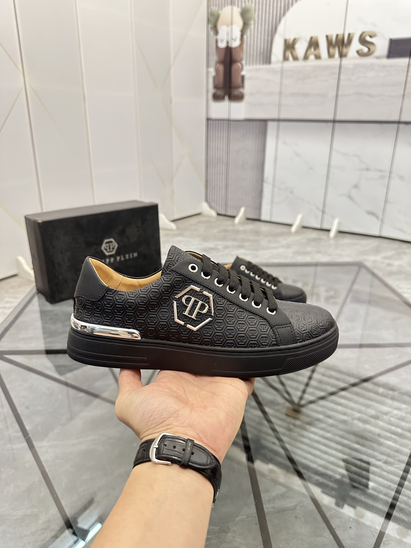 Precio de venta: P220Marca: PP*"Phillip Pry*" lowtop casual shoesTalla: 39-44 (38.45.46) Material: P
