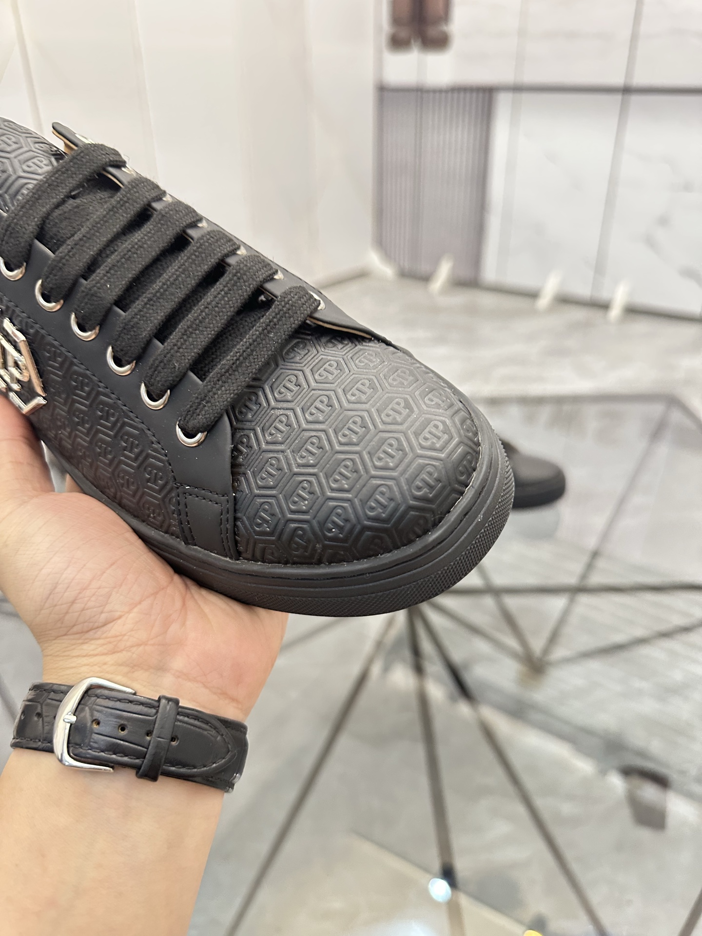Precio de venta: P220Marca: PP*"Phillip Pry*" lowtop casual shoesTalla: 39-44 (38.45.46) Material: P