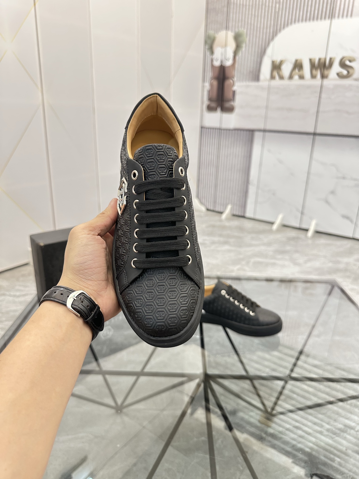 Precio de venta: P220Marca: PP*"Phillip Pry*" lowtop casual shoesTalla: 39-44 (38.45.46) Material: P
