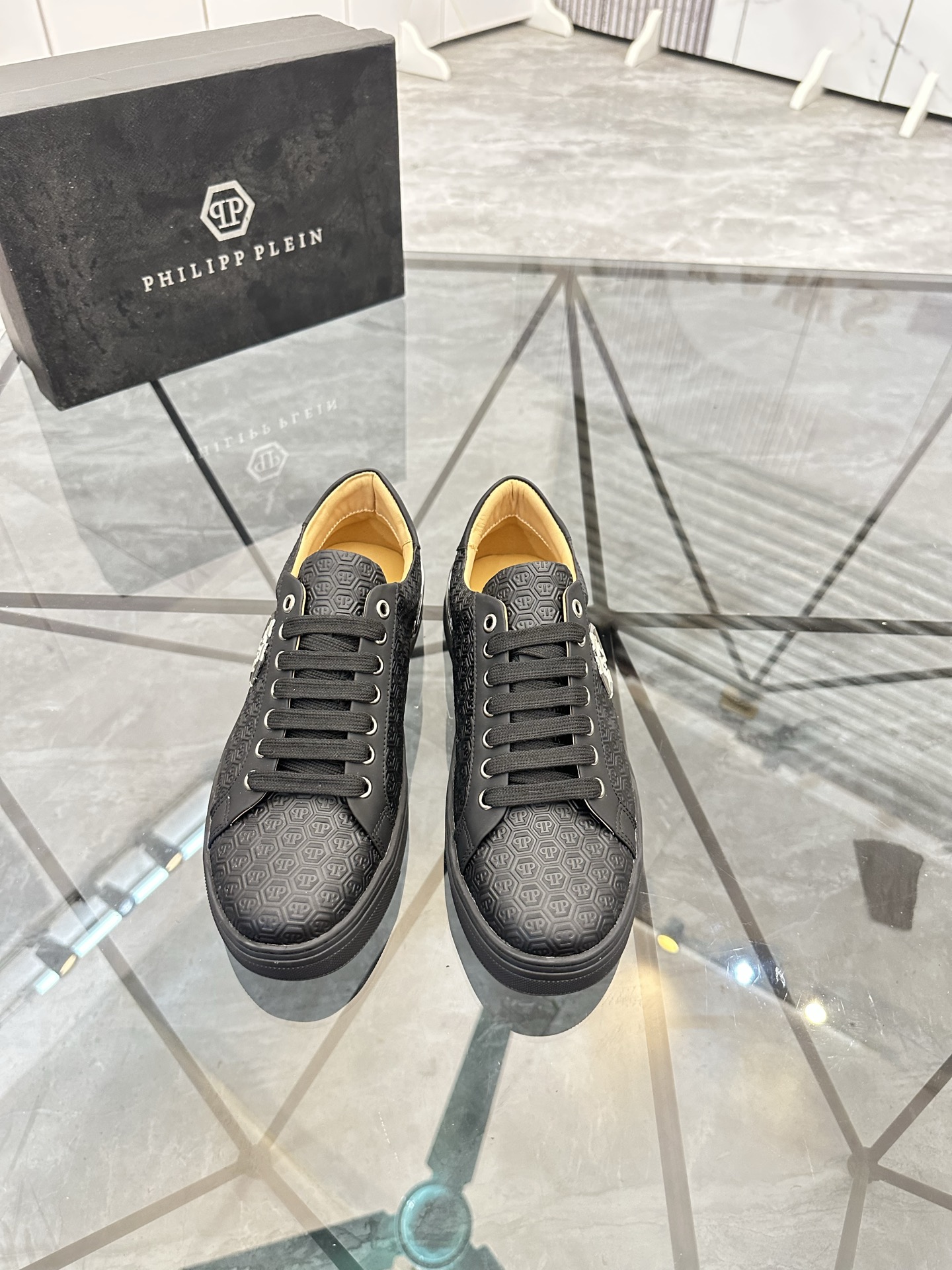 Precio de venta: P220Marca: PP*"Phillip Pry*" lowtop casual shoesTalla: 39-44 (38.45.46) Material: P